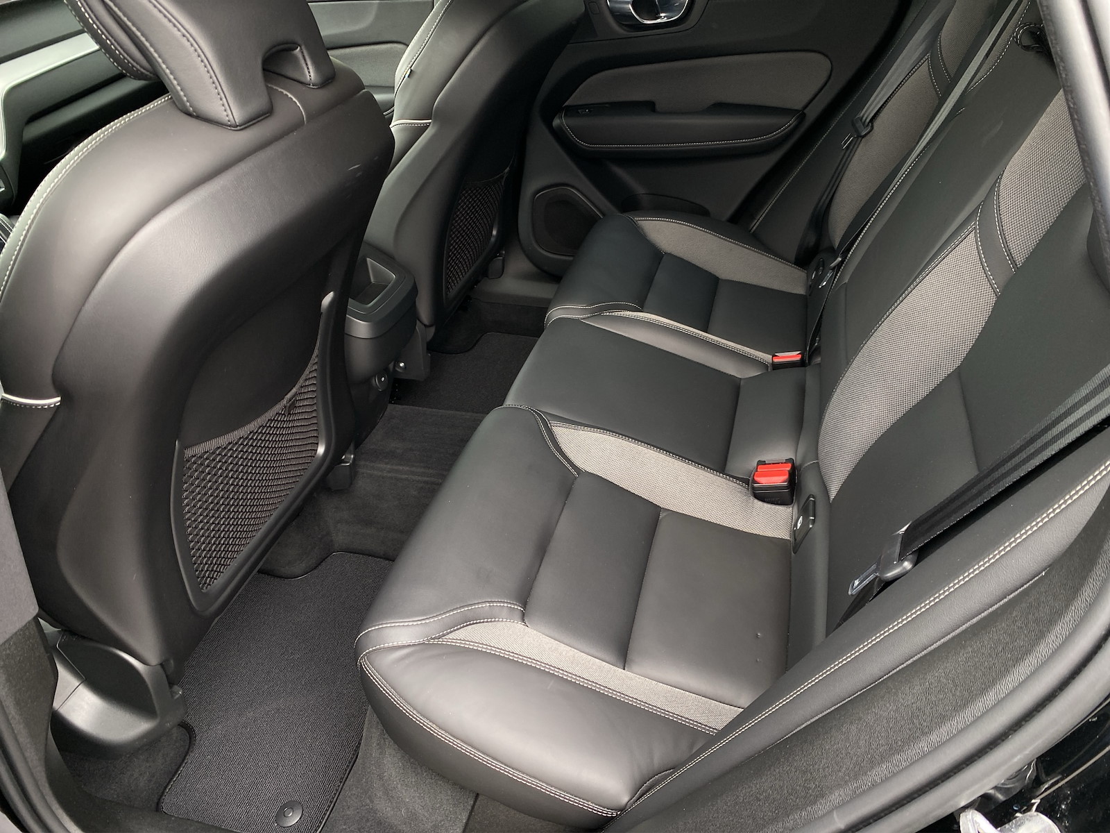 VOLVO XC60 2.0 B4 MH R-Design AWD-image-9