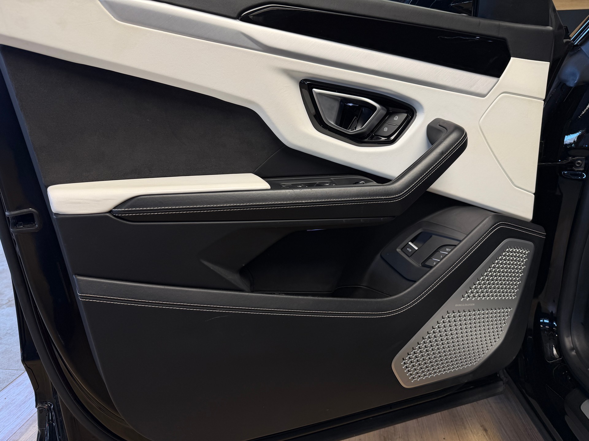 LAMBORGHINI Urus E-Gear-image-13