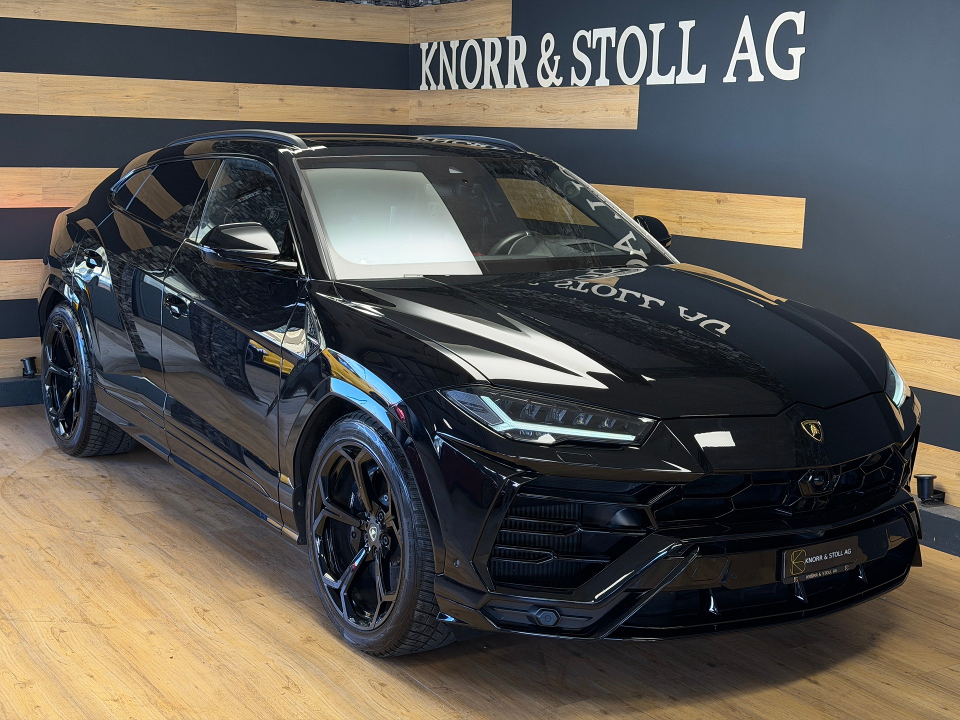 LAMBORGHINI Urus E-Gear-showroom-element-2