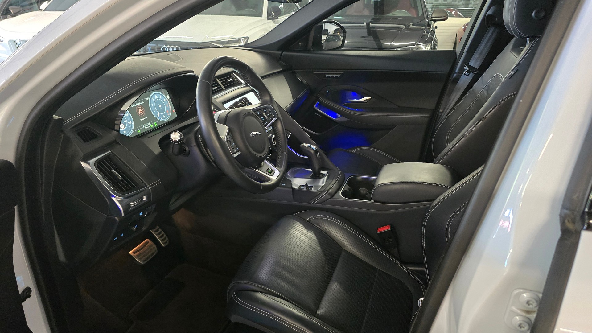 JAGUAR E-Pace 2.0 P250 R Dynamic SE AWD Automatik-image-18