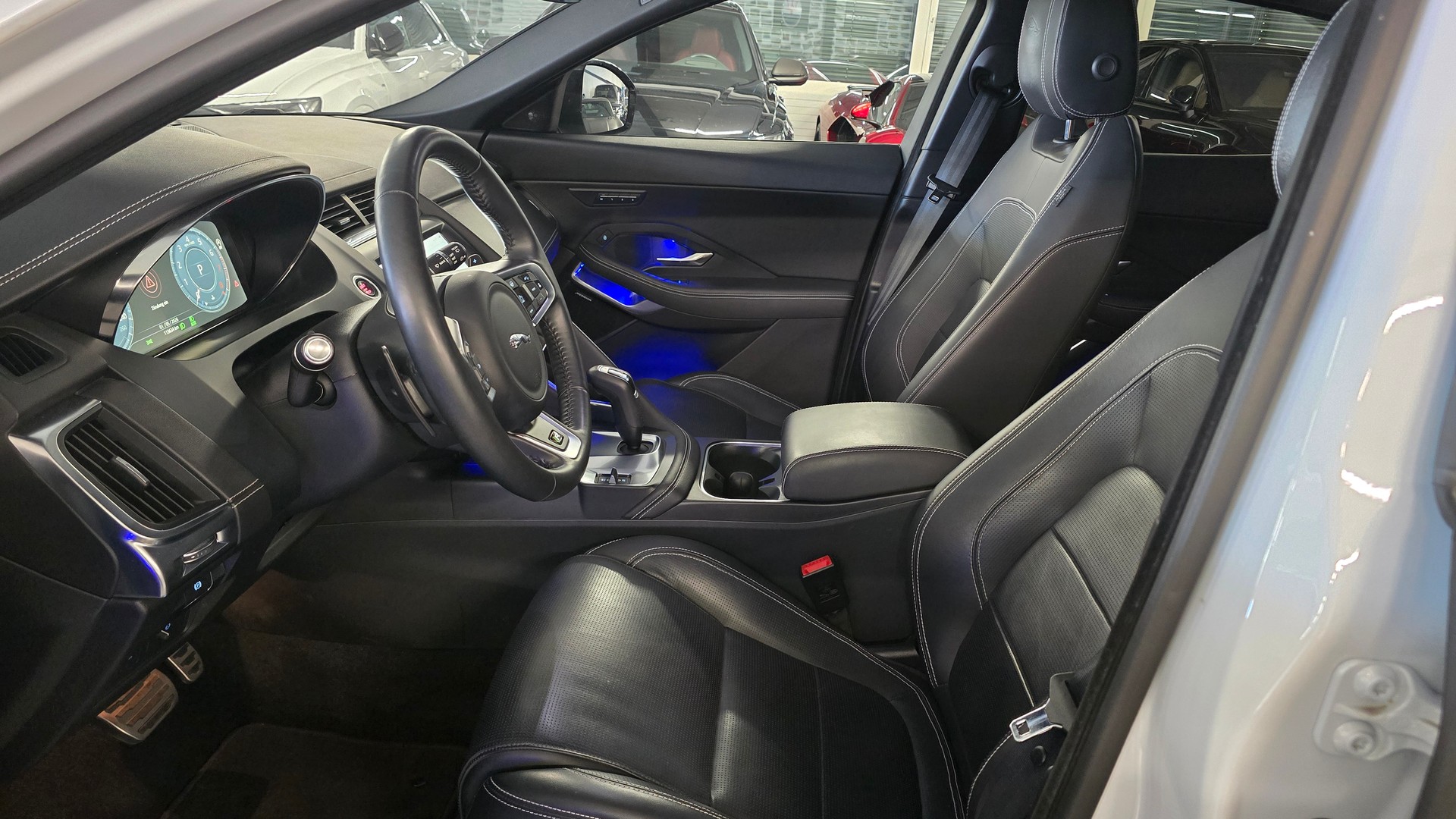 JAGUAR E-Pace 2.0 P250 R Dynamic SE AWD Automatik-image-16