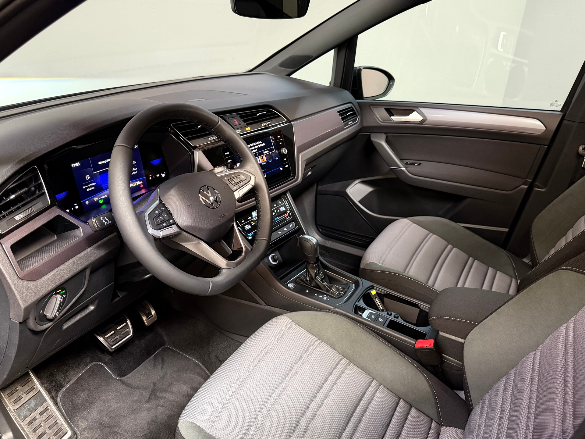 VW Touran 1.5 TSI EVO R-Line DSG Panorama-image-15