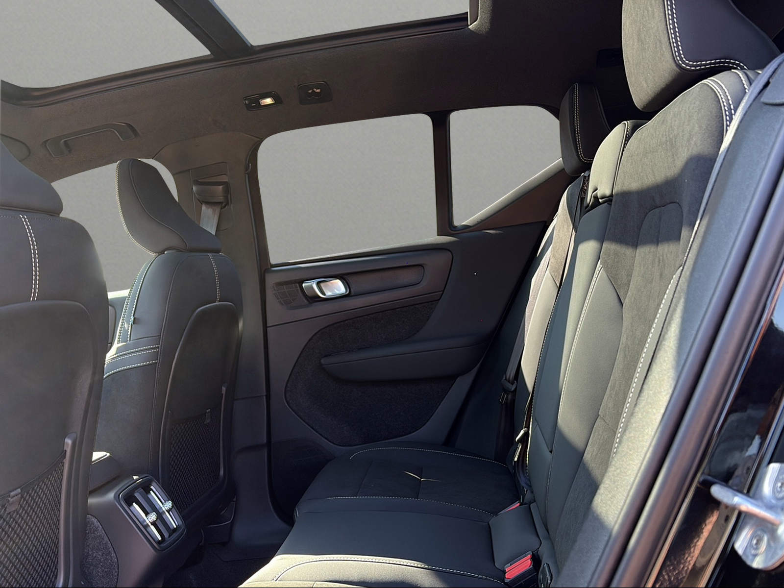 VOLVO XC40 B3 Benzin Mild Hybrid Plus Dark DCT-image-6