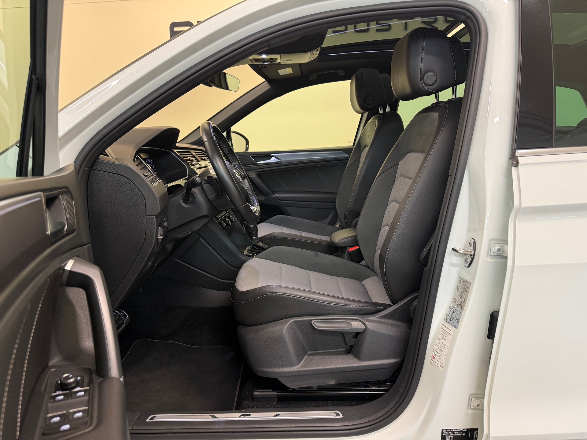 VW Tiguan 2.0 TDI SCR R-Line 4Motion DSG-image-11