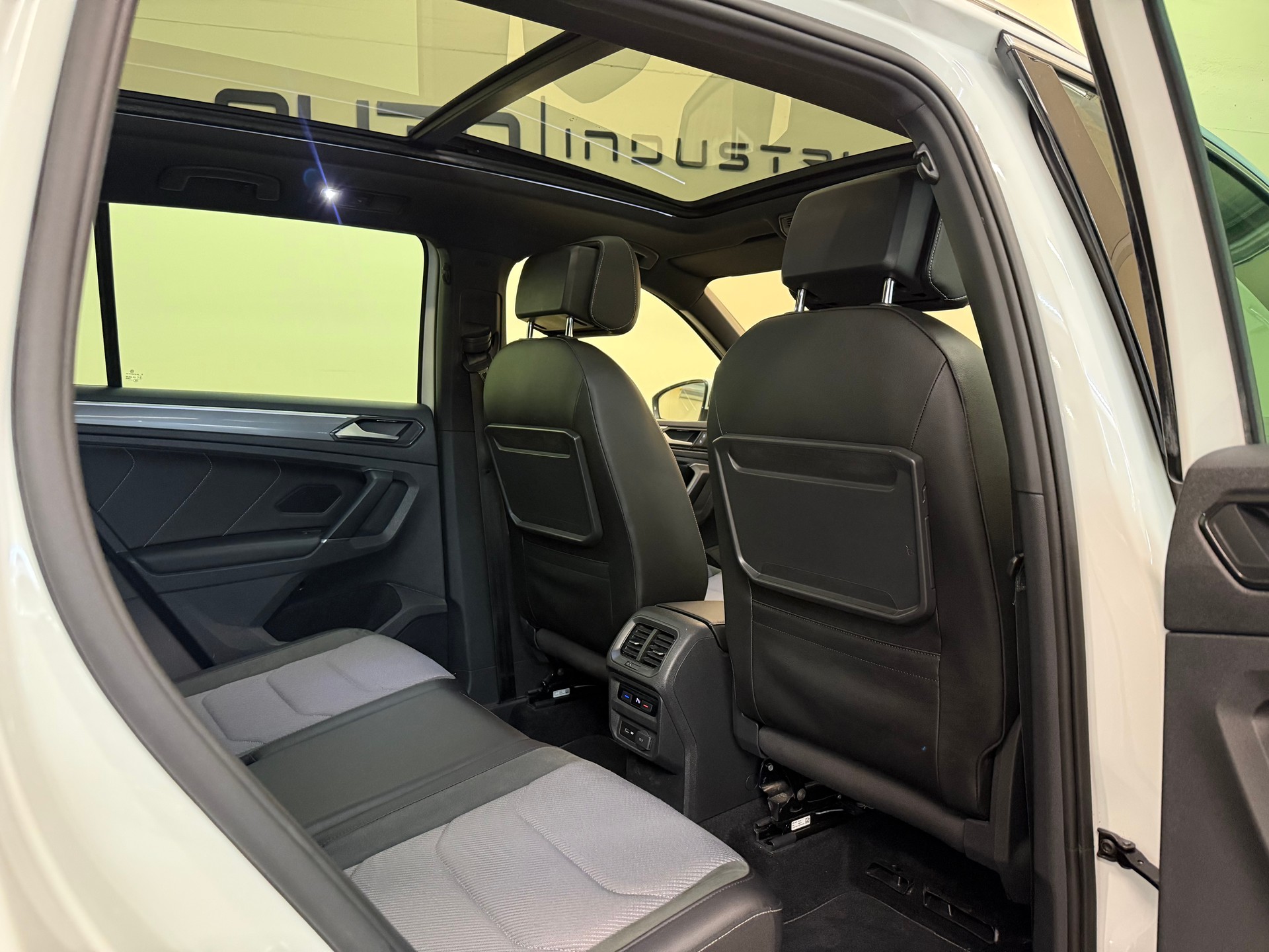 VW Tiguan 2.0 TDI SCR R-Line 4Motion DSG-image-30