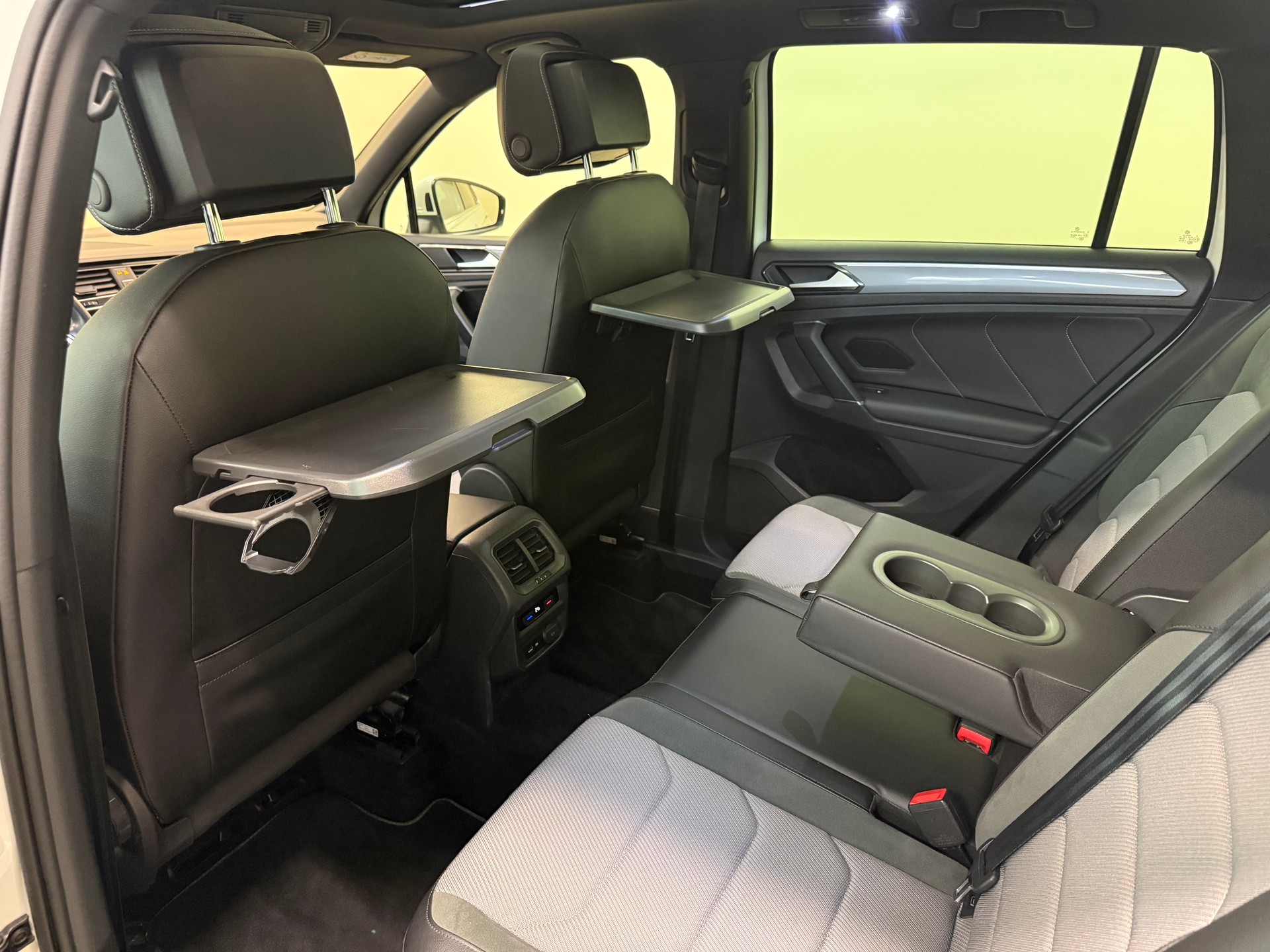 VW Tiguan 2.0 TDI SCR R-Line 4Motion DSG-image-24