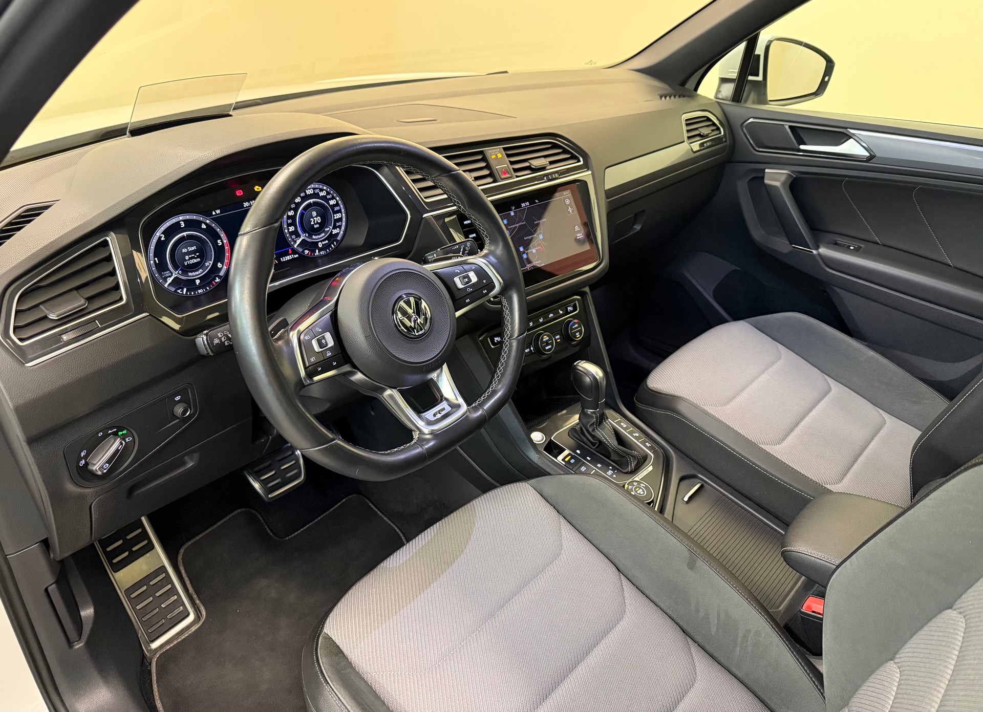 VW Tiguan 2.0 TDI SCR R-Line 4Motion DSG-image-14