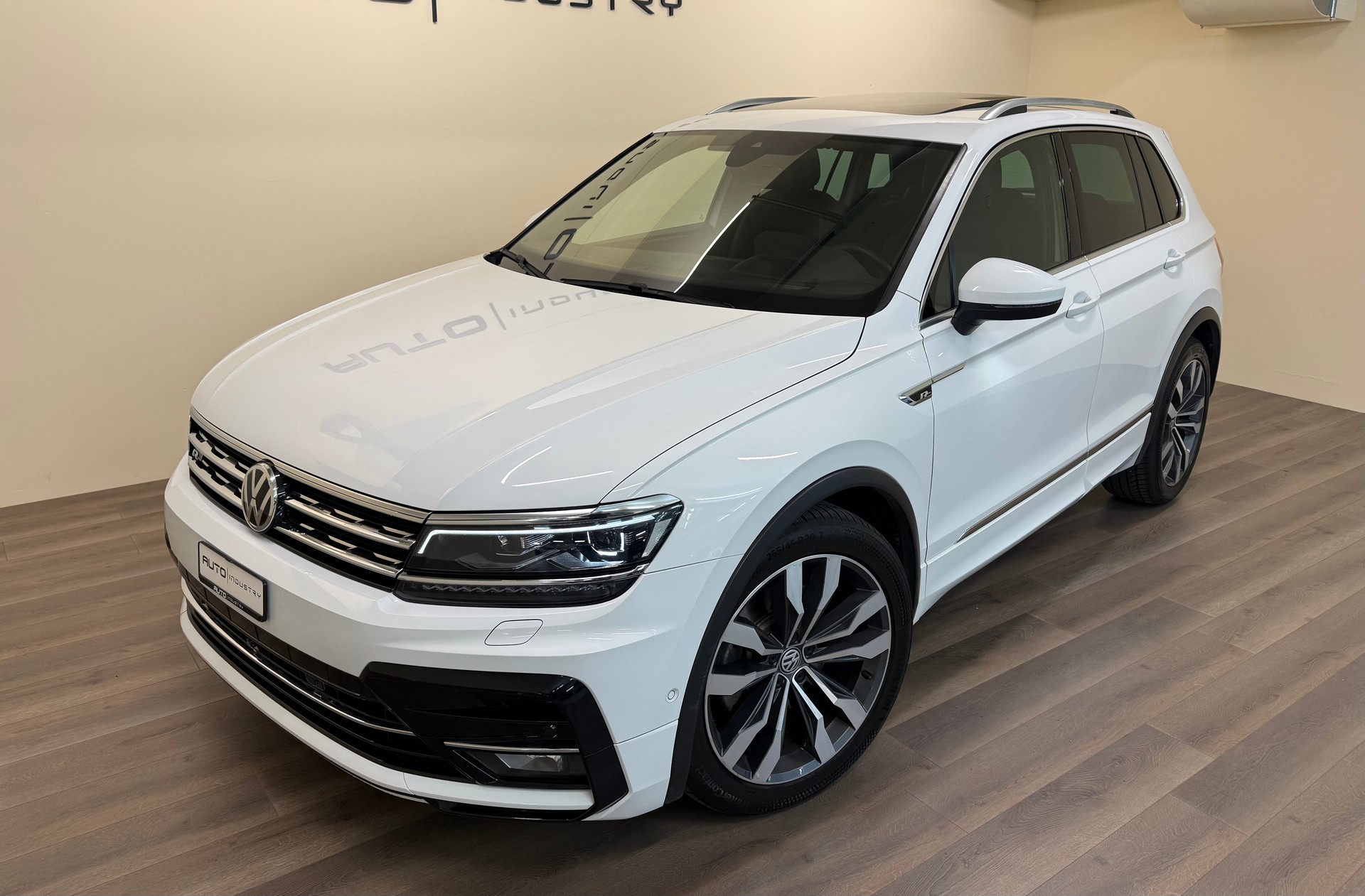 VW Tiguan 2.0 TDI SCR R-Line 4Motion DSG-showroom-element-1