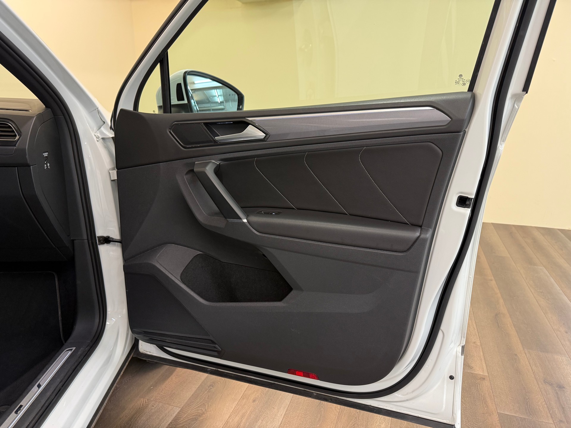 VW Tiguan 2.0 TDI SCR R-Line 4Motion DSG-image-25