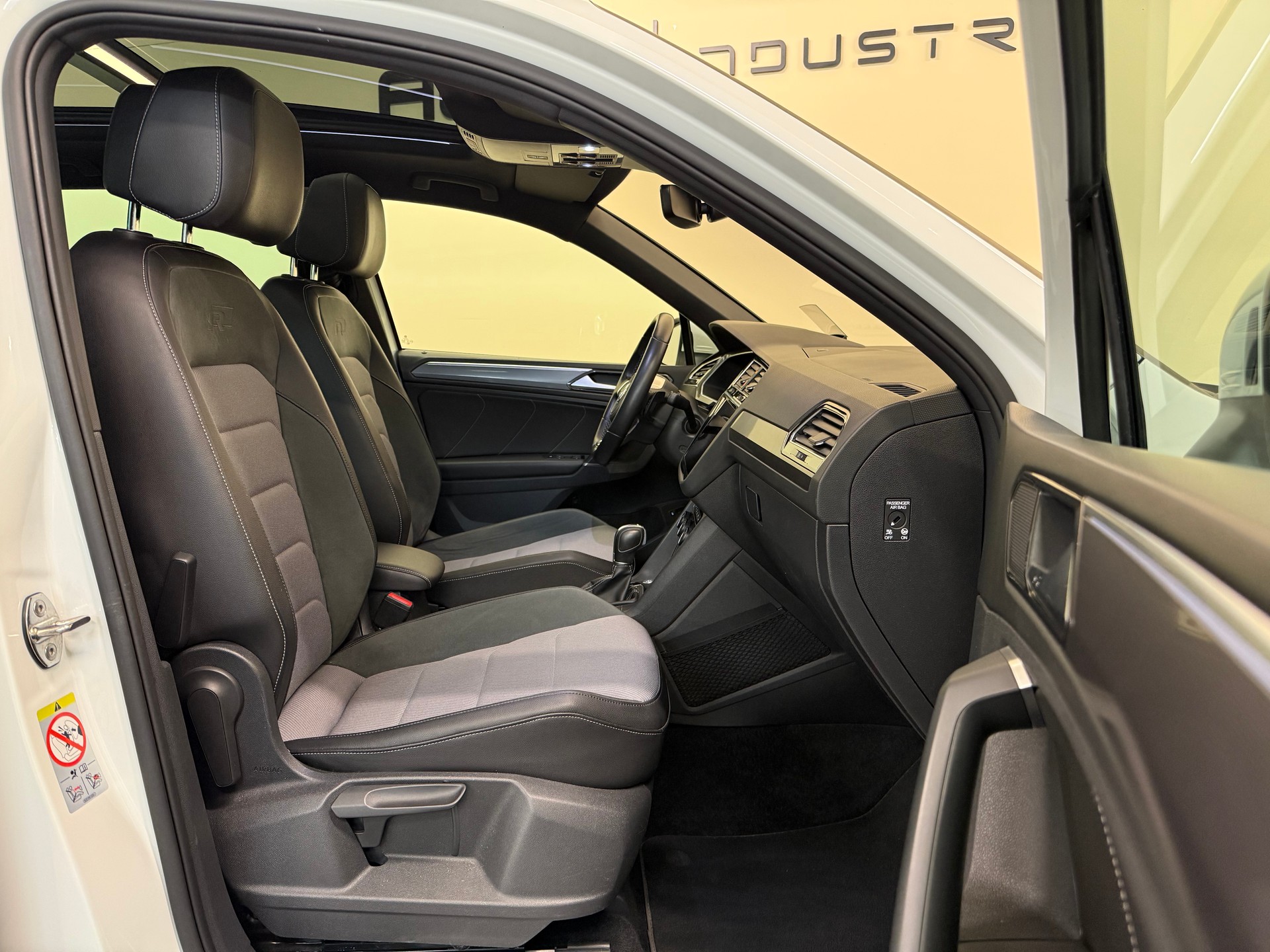 VW Tiguan 2.0 TDI SCR R-Line 4Motion DSG-image-27