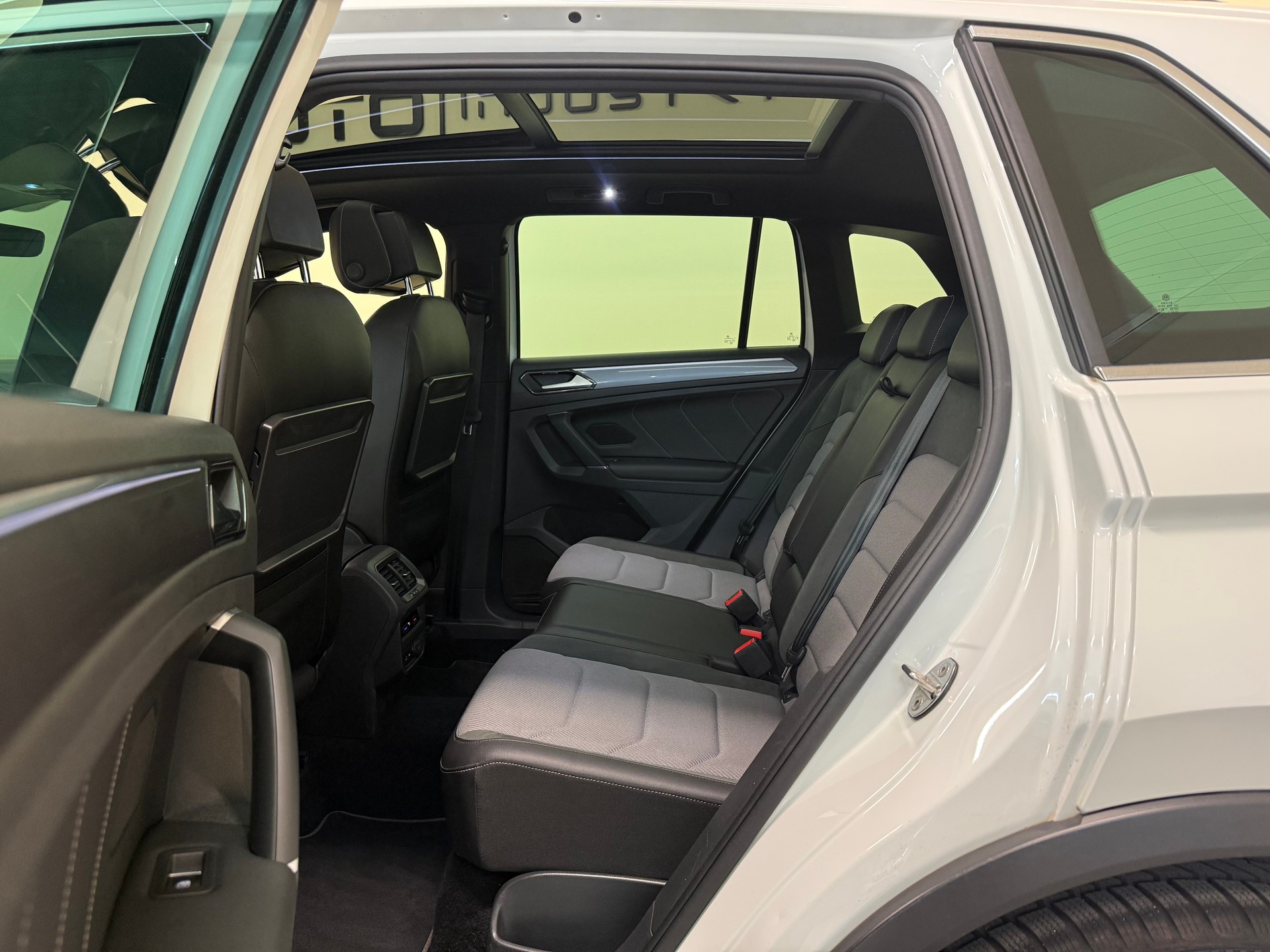 VW Tiguan 2.0 TDI SCR R-Line 4Motion DSG-image-23