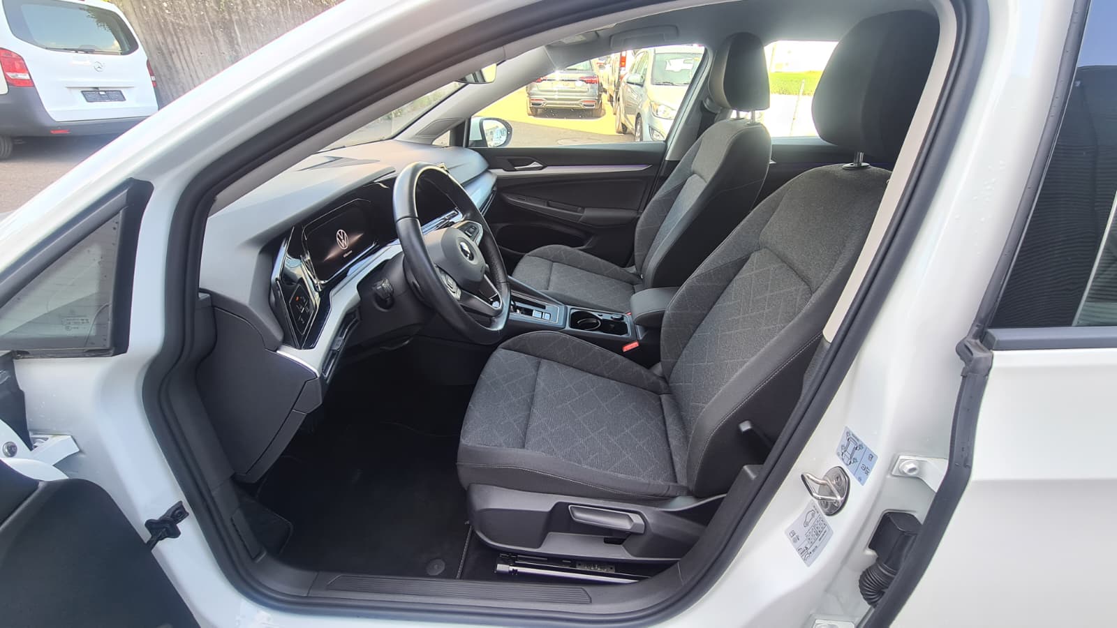 VW Golf 1.5 e TSI ACT Life DSG ** 130 PS ** Gr-Navi ** RF-Kamera ** PDC V+H ** Virtual Cockpit ** Modell 2022 **-image-17