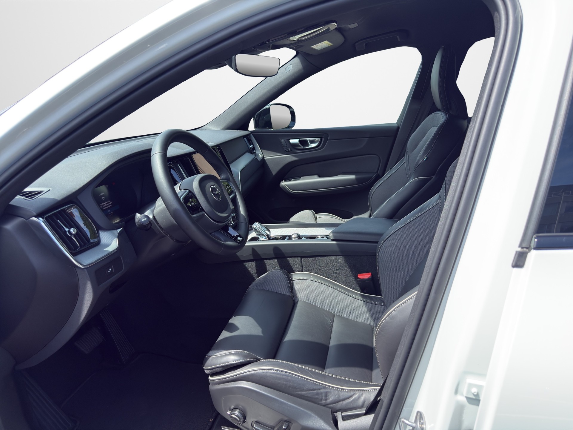 VOLVO XC60 2.0 B5 MH Plus Dark AWD-image-7