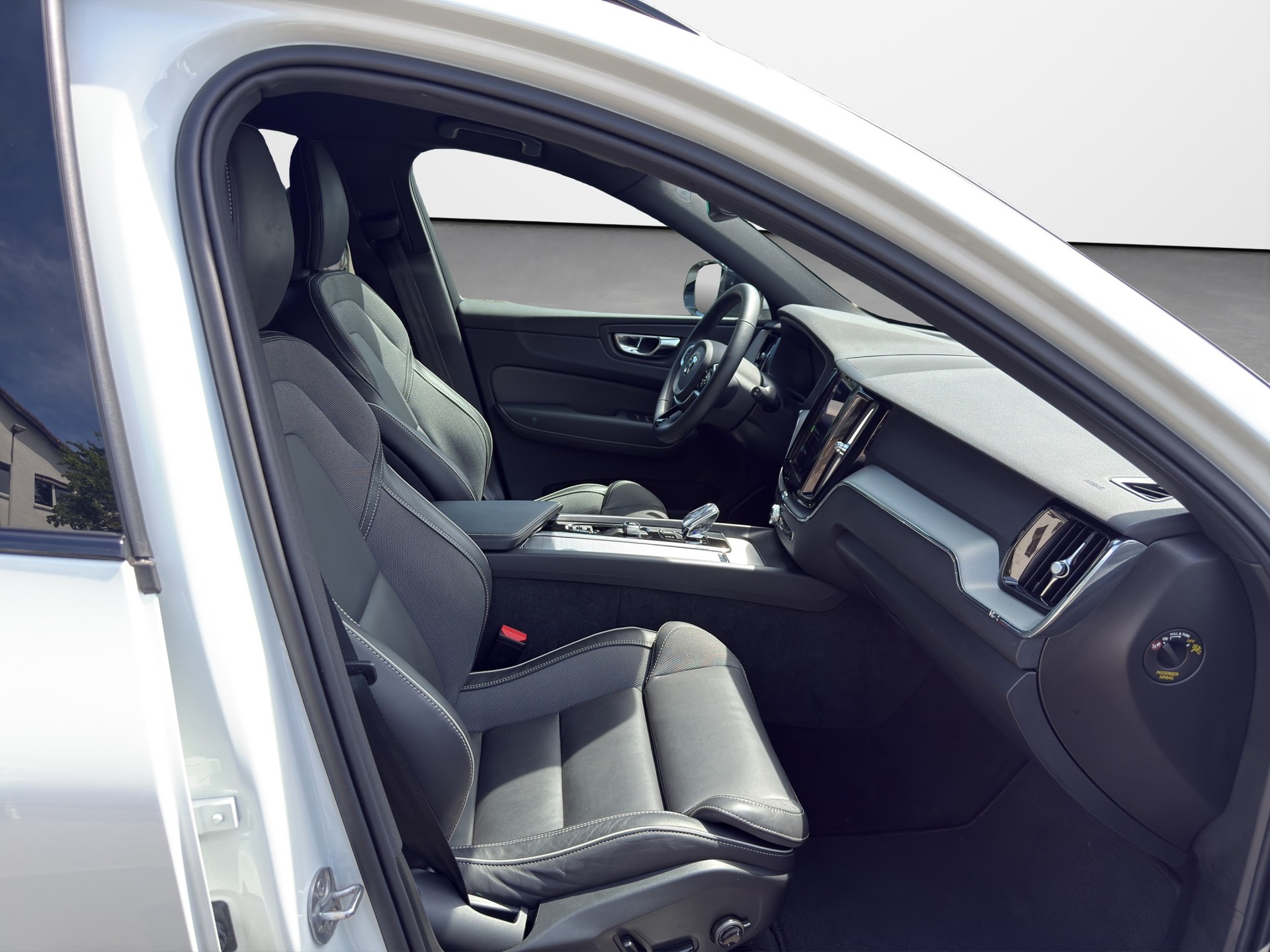 VOLVO XC60 2.0 B5 MH Plus Dark AWD-image-8