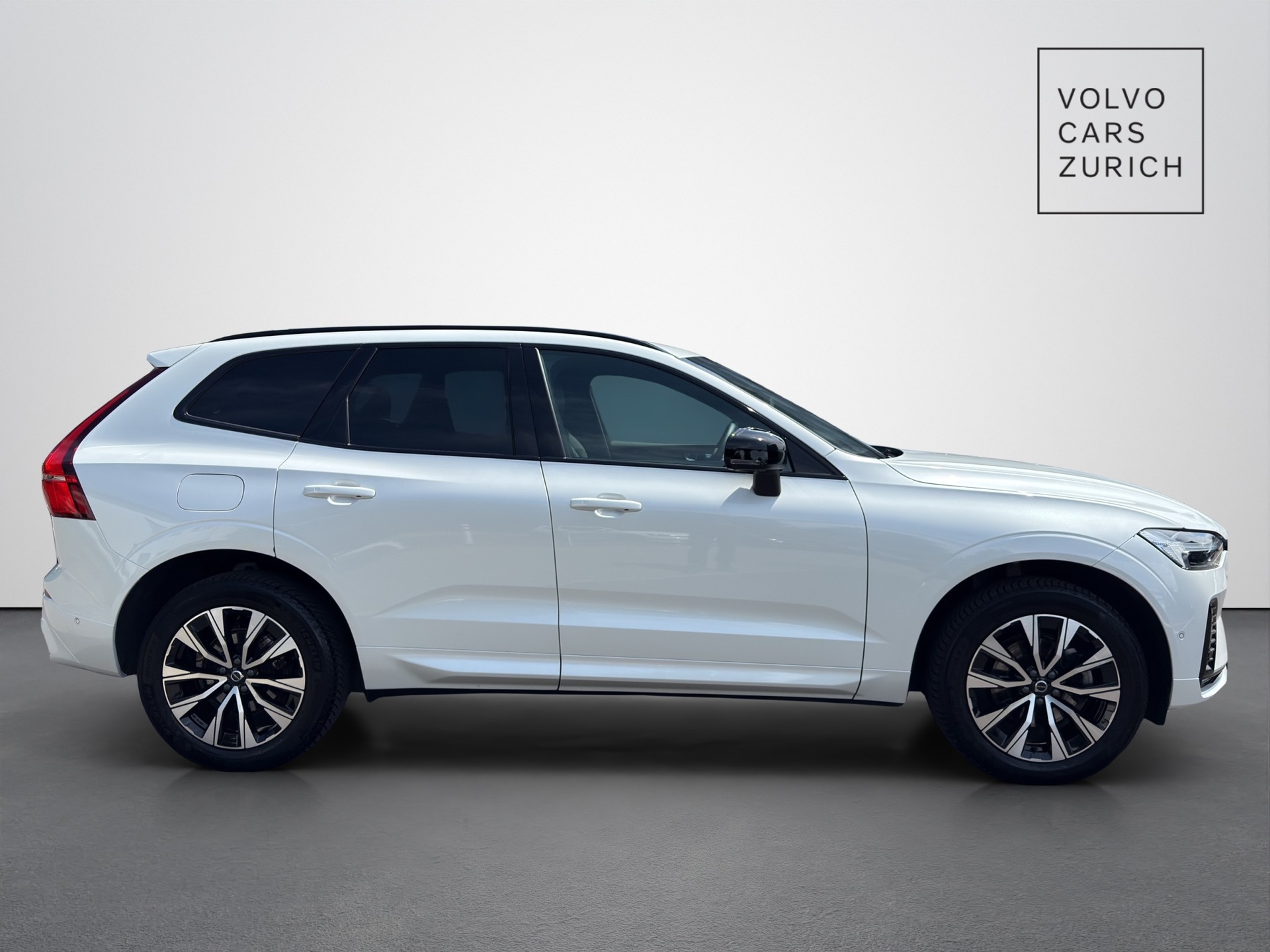VOLVO XC60 2.0 B5 MH Plus Dark AWD-showroom-element-3