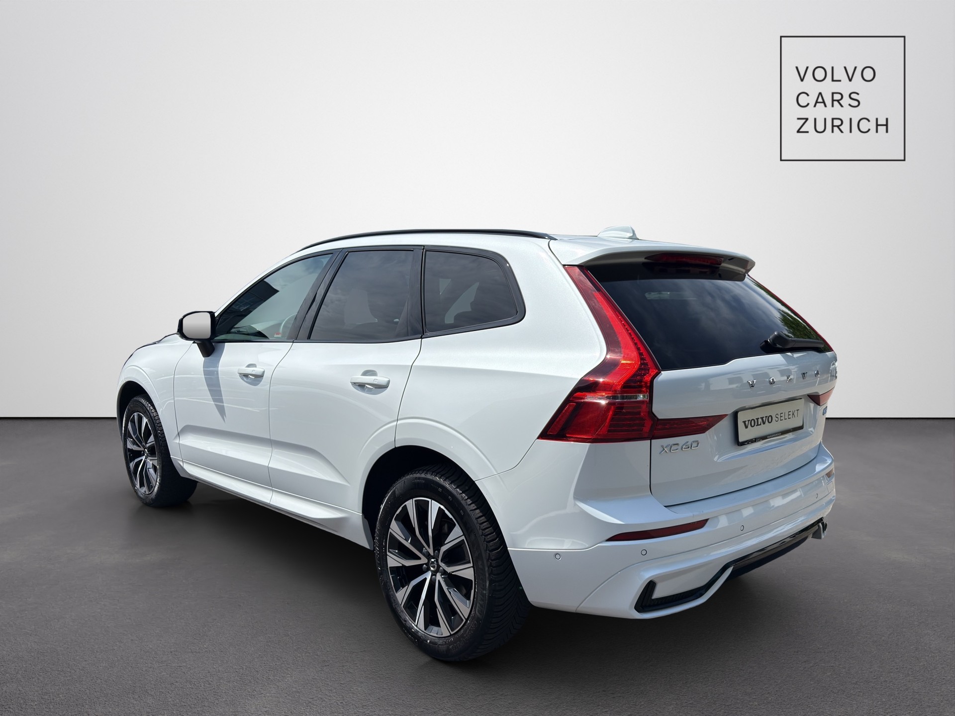 VOLVO XC60 2.0 B5 MH Plus Dark AWD-showroom-element-1