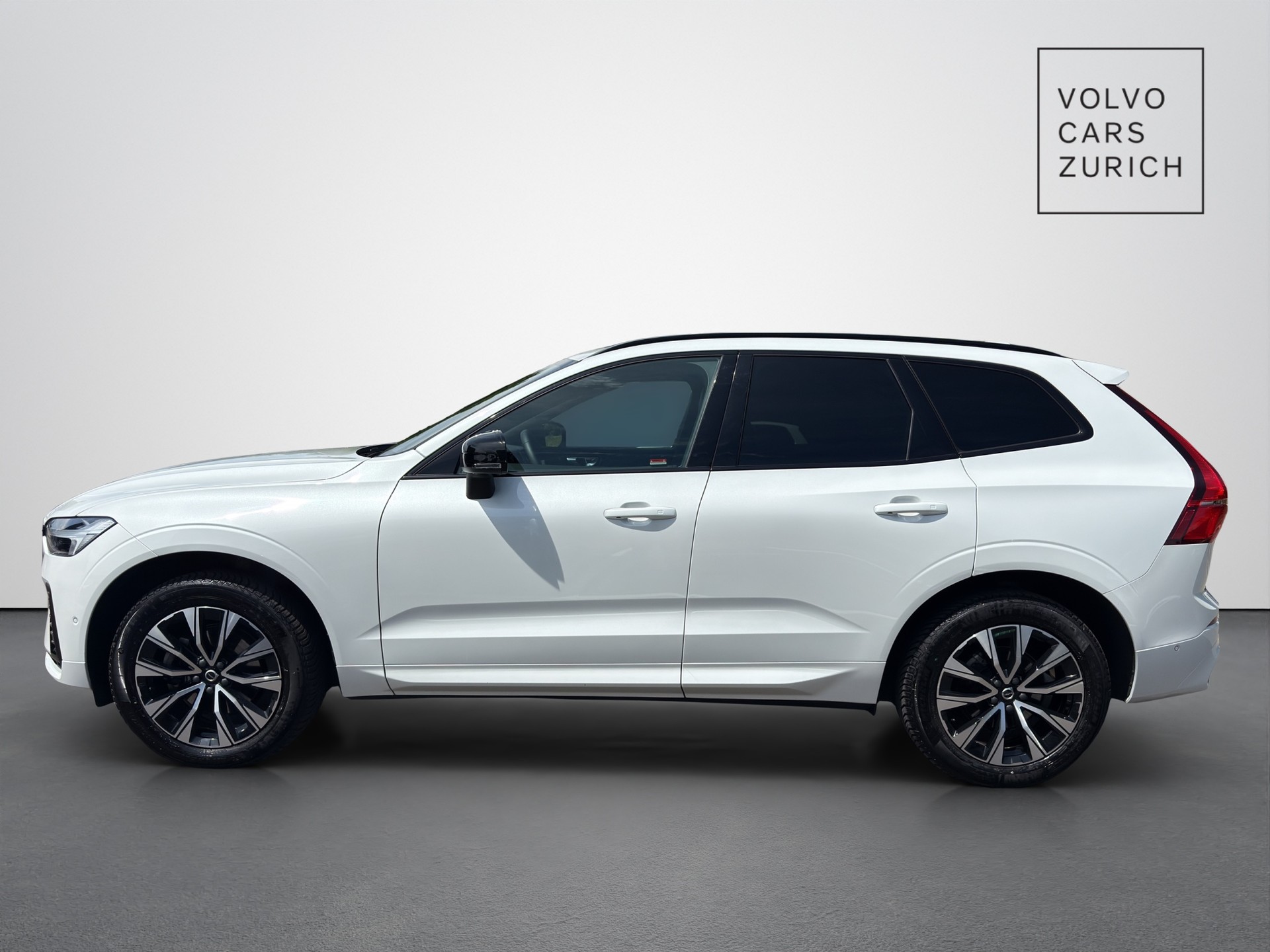 VOLVO XC60 2.0 B5 MH Plus Dark AWD-showroom-element-2