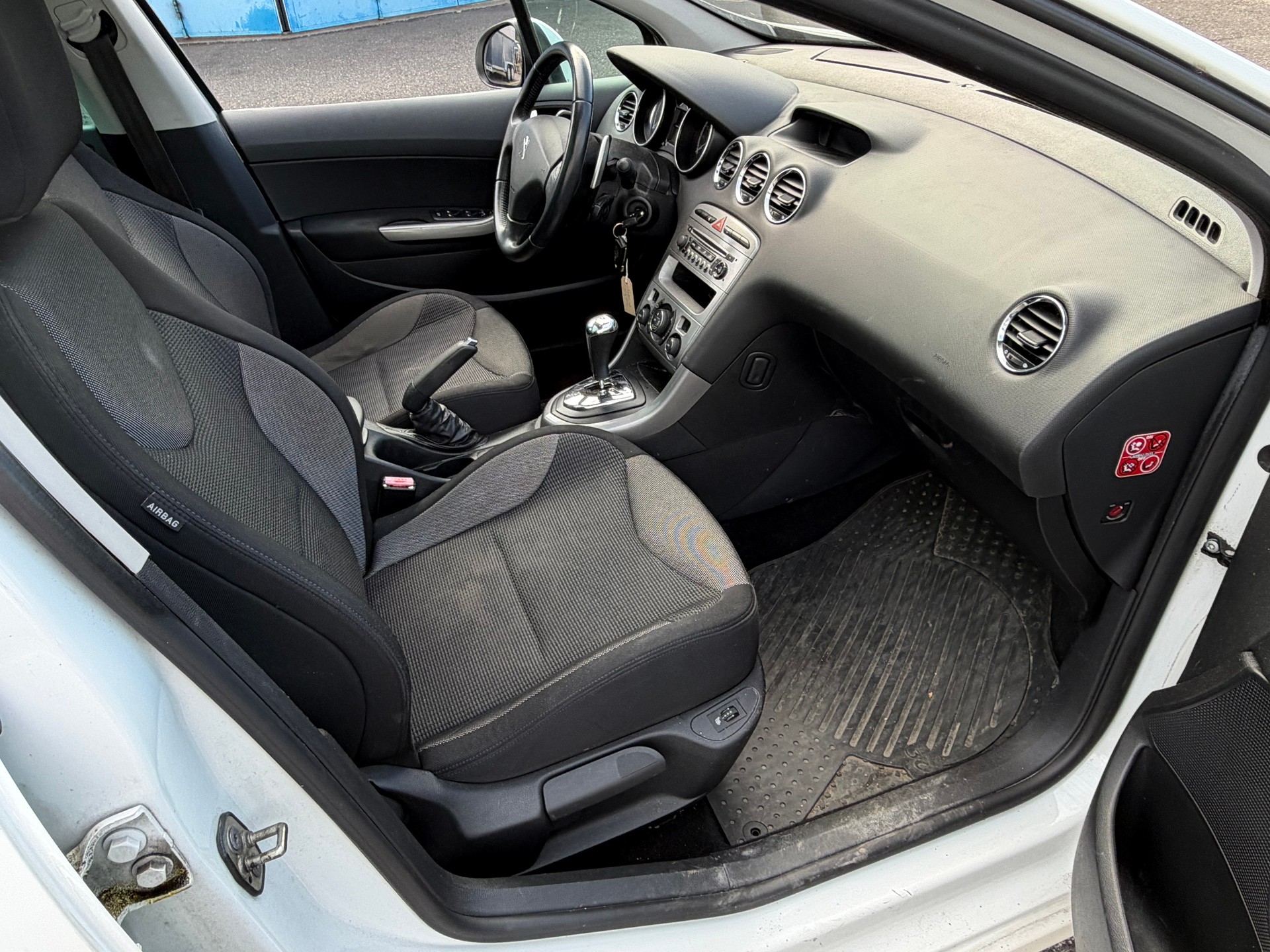 PEUGEOT 308 SW 1.6 HDI Allure EGS6-image-6