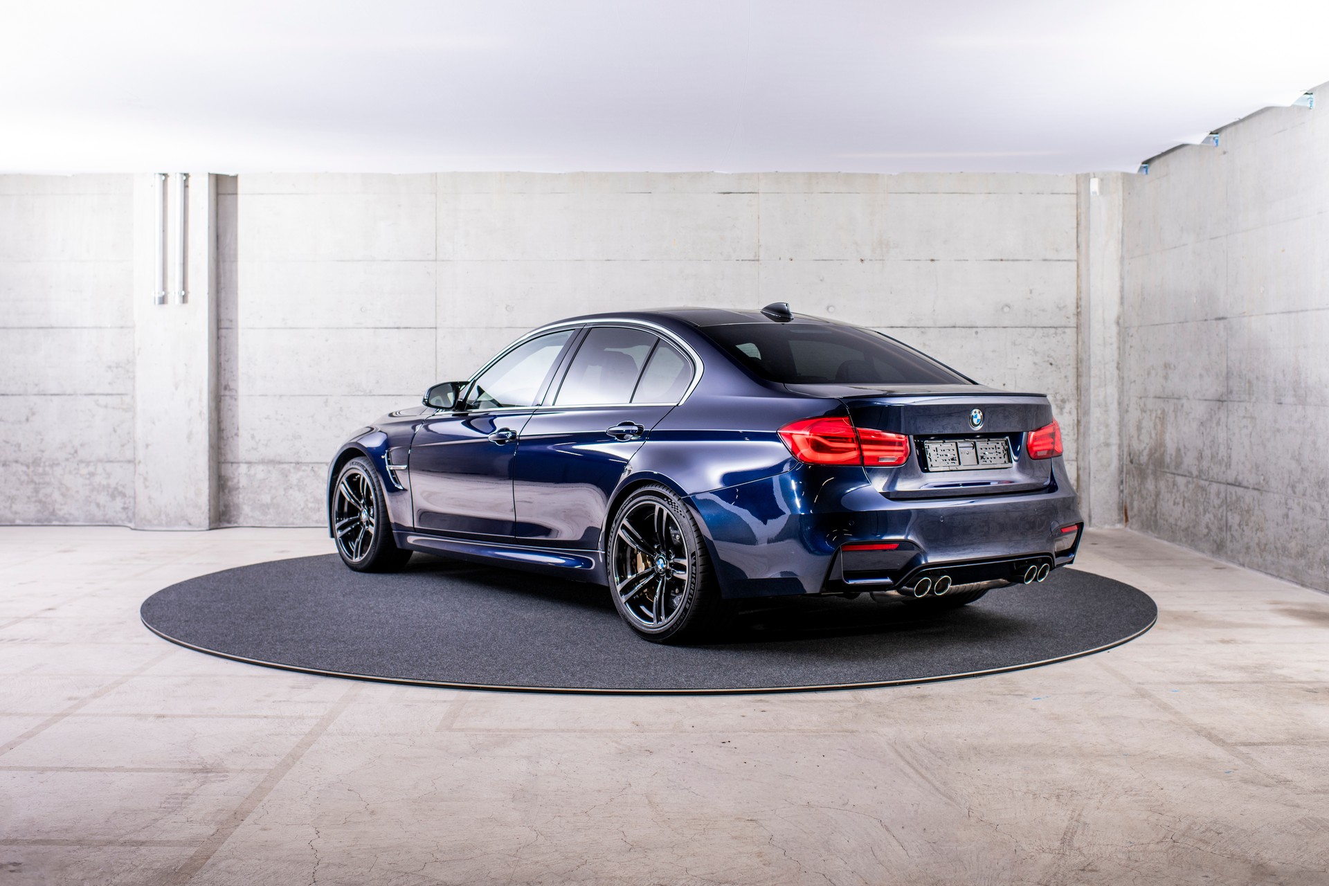 BMW M3-showroom-element-2