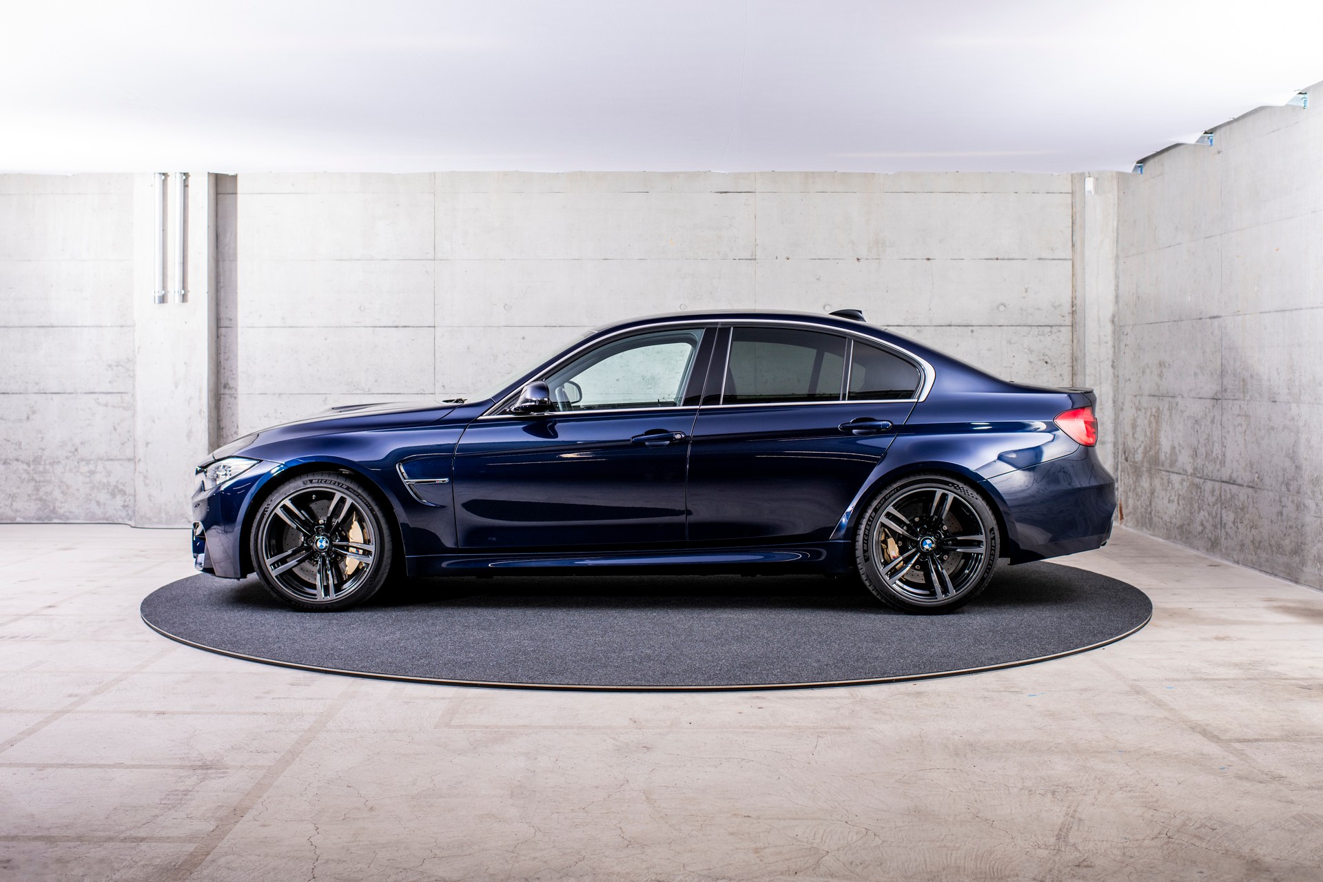 BMW M3-showroom-element-1