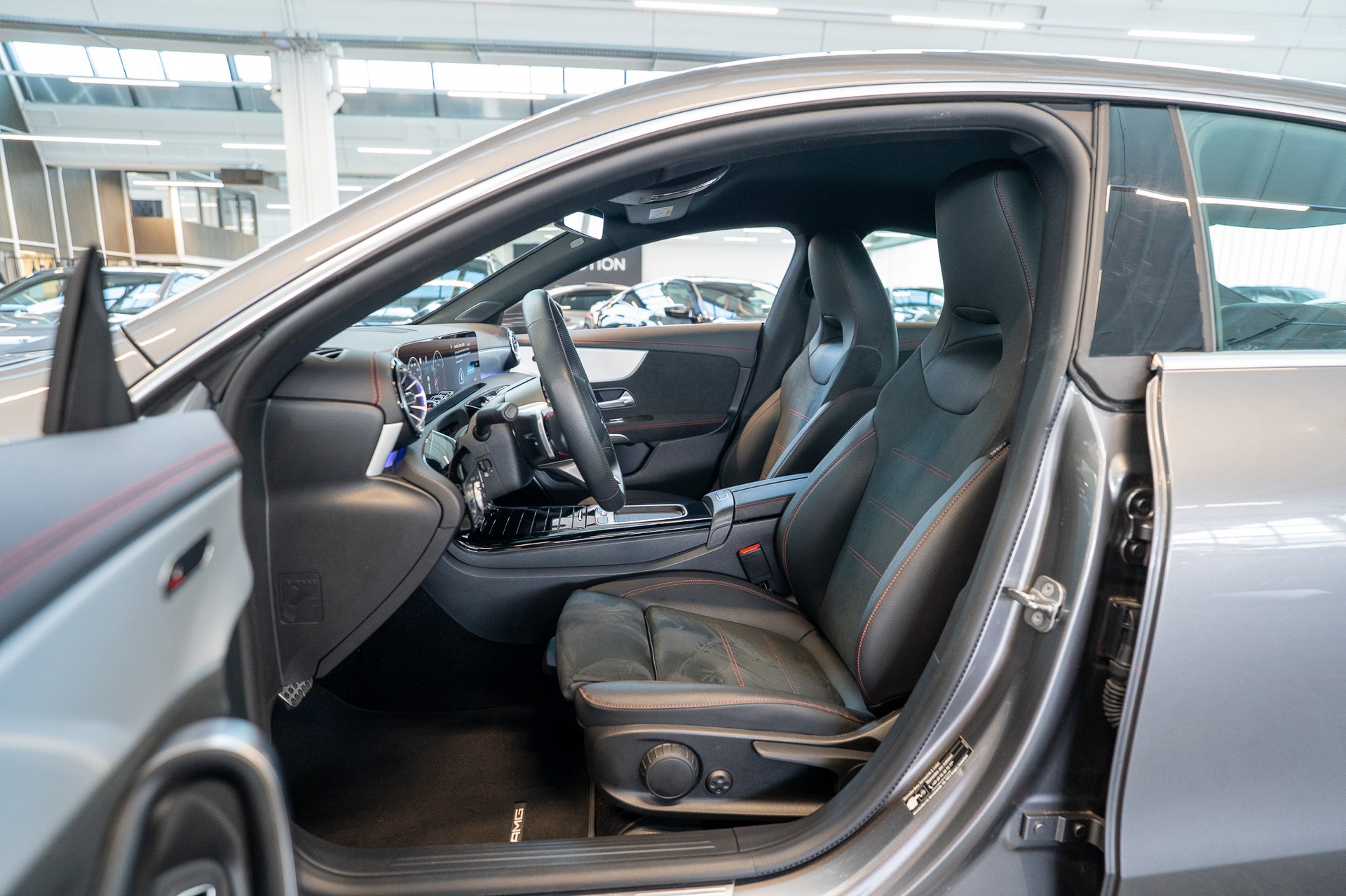 MERCEDES-BENZ CLA 200 AMG Line / Facelift / Rückfahrkamera / Ambientebeleuchtung-image-8