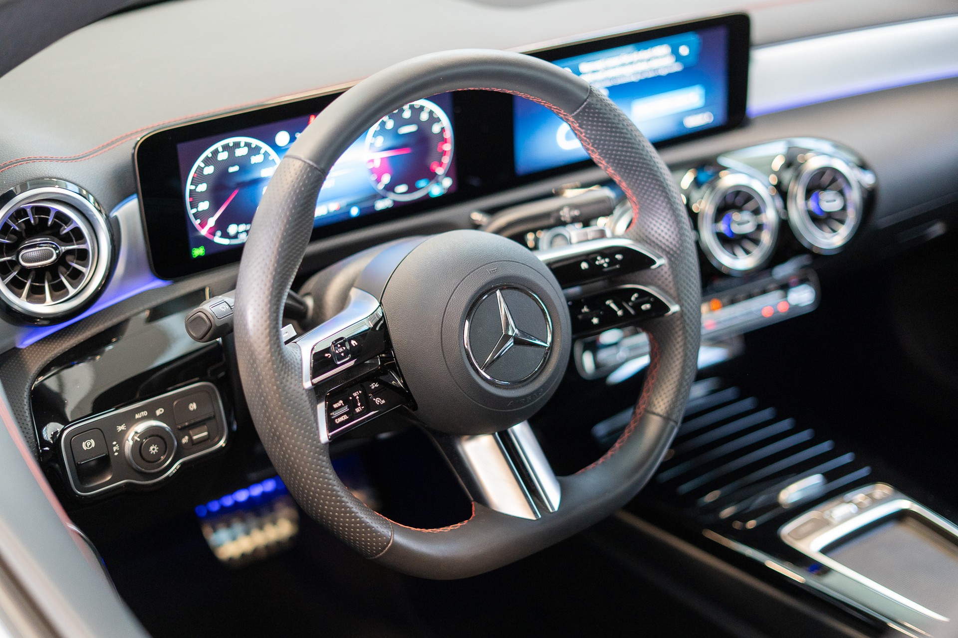 MERCEDES-BENZ CLA 200 AMG Line / Facelift / Rückfahrkamera / Ambientebeleuchtung-image-10