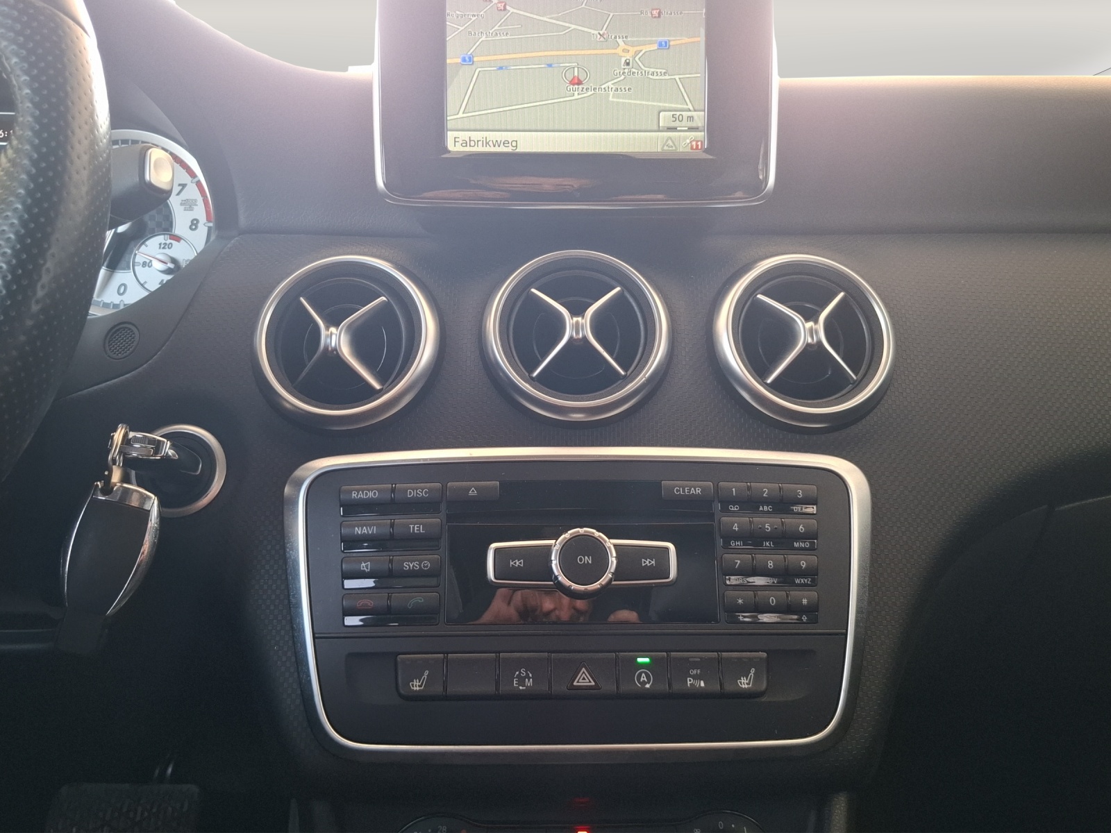 MERCEDES-BENZ A 220 Urban 4Matic 7G-DCT // 8-fach Aluminiumbereift-image-13