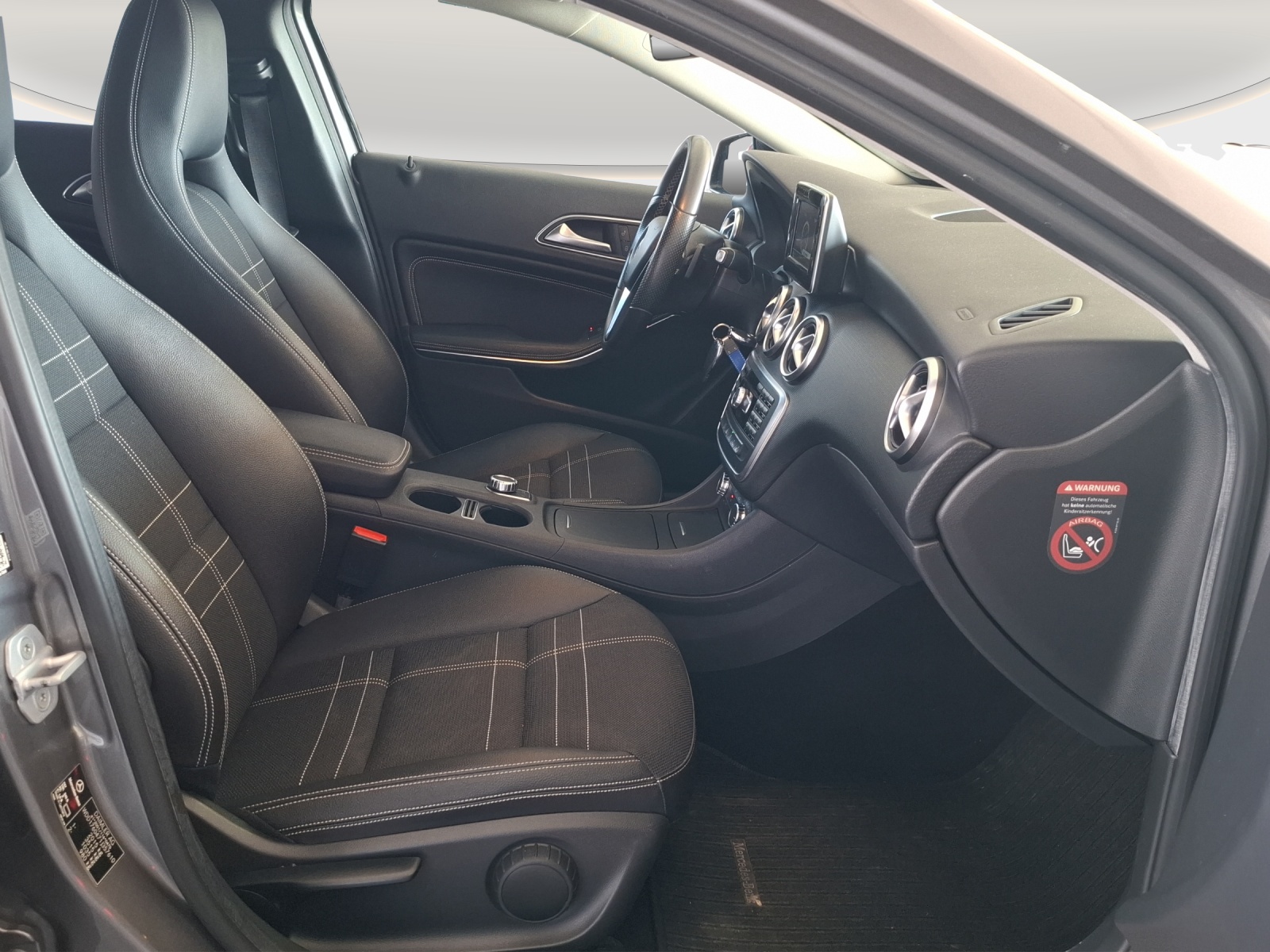 MERCEDES-BENZ A 220 Urban 4Matic 7G-DCT // 8-fach Aluminiumbereift-image-9