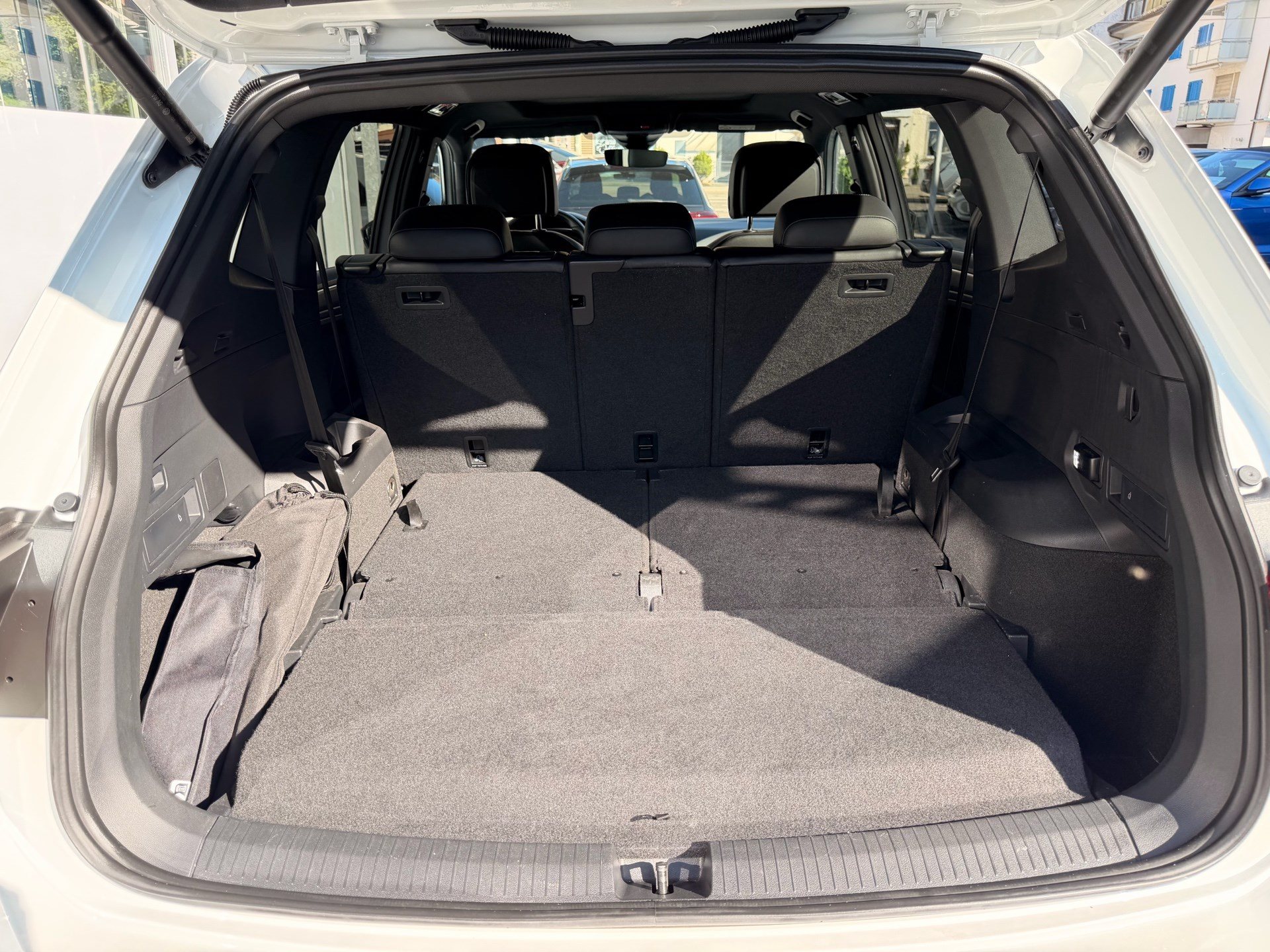 VW Tiguan Allspace R-LINE 4MOTION *** PANORAMAGLASDACH & 360 GRAD KAMERA ***-image-28