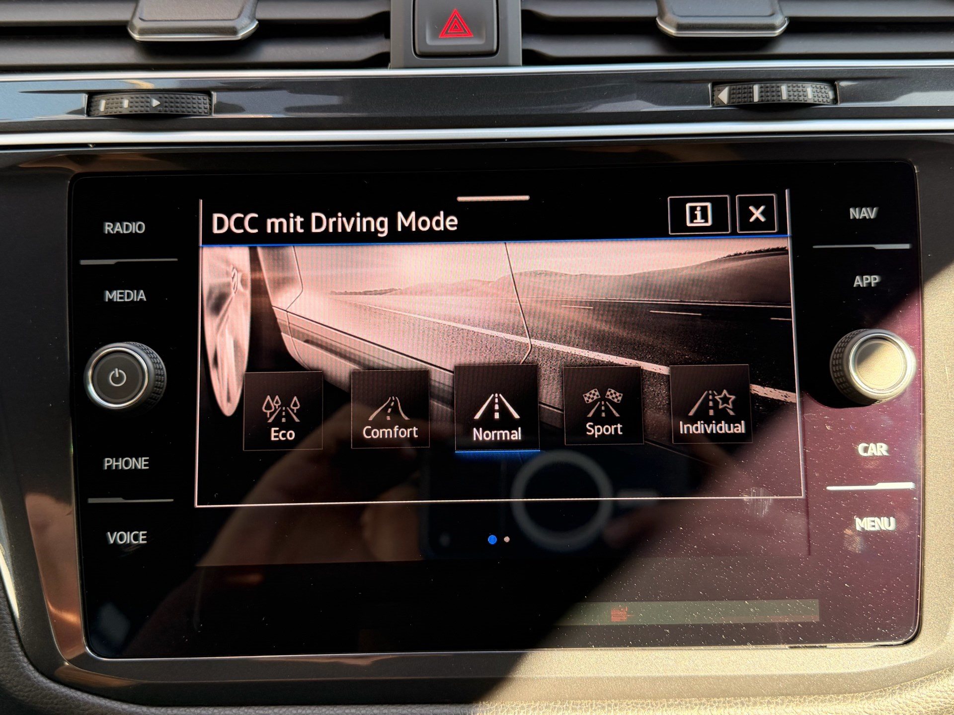 VW Tiguan Allspace R-LINE 4MOTION *** PANORAMAGLASDACH & 360 GRAD KAMERA ***-image-13