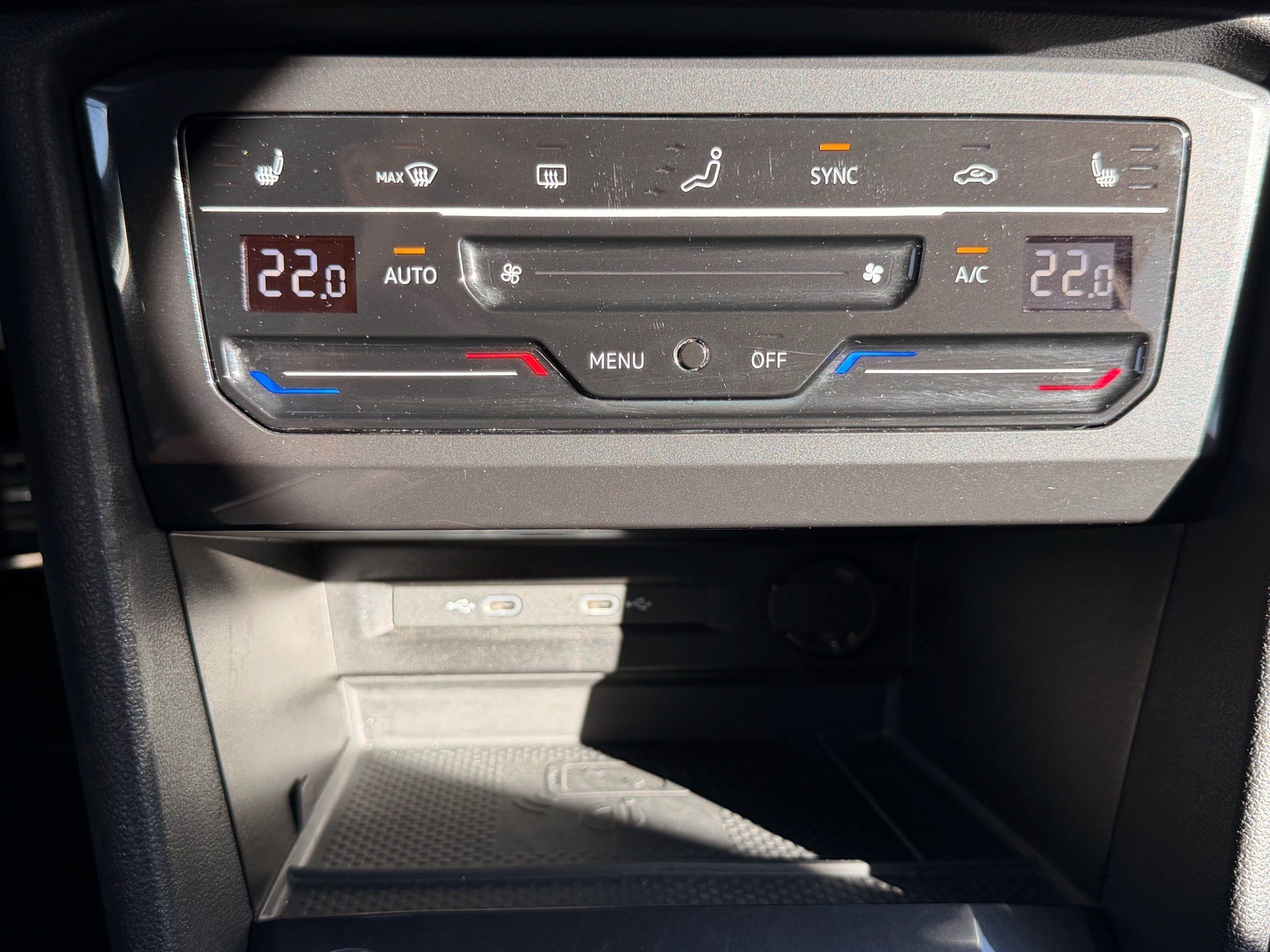VW Tiguan Allspace R-LINE 4MOTION *** PANORAMAGLASDACH & 360 GRAD KAMERA ***-image-21