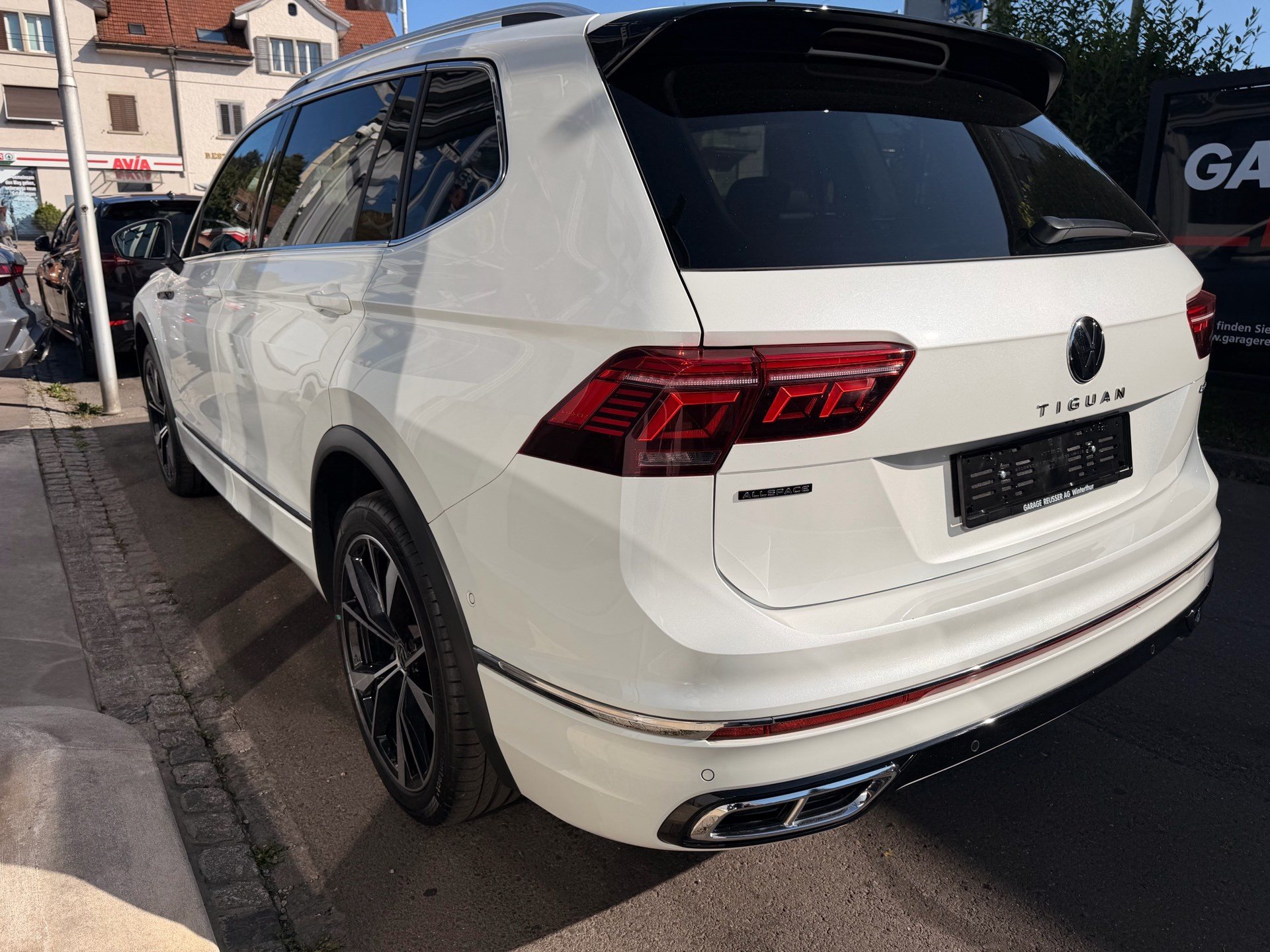 VW Tiguan Allspace R-LINE 4MOTION *** PANORAMAGLASDACH & 360 GRAD KAMERA ***-image-4