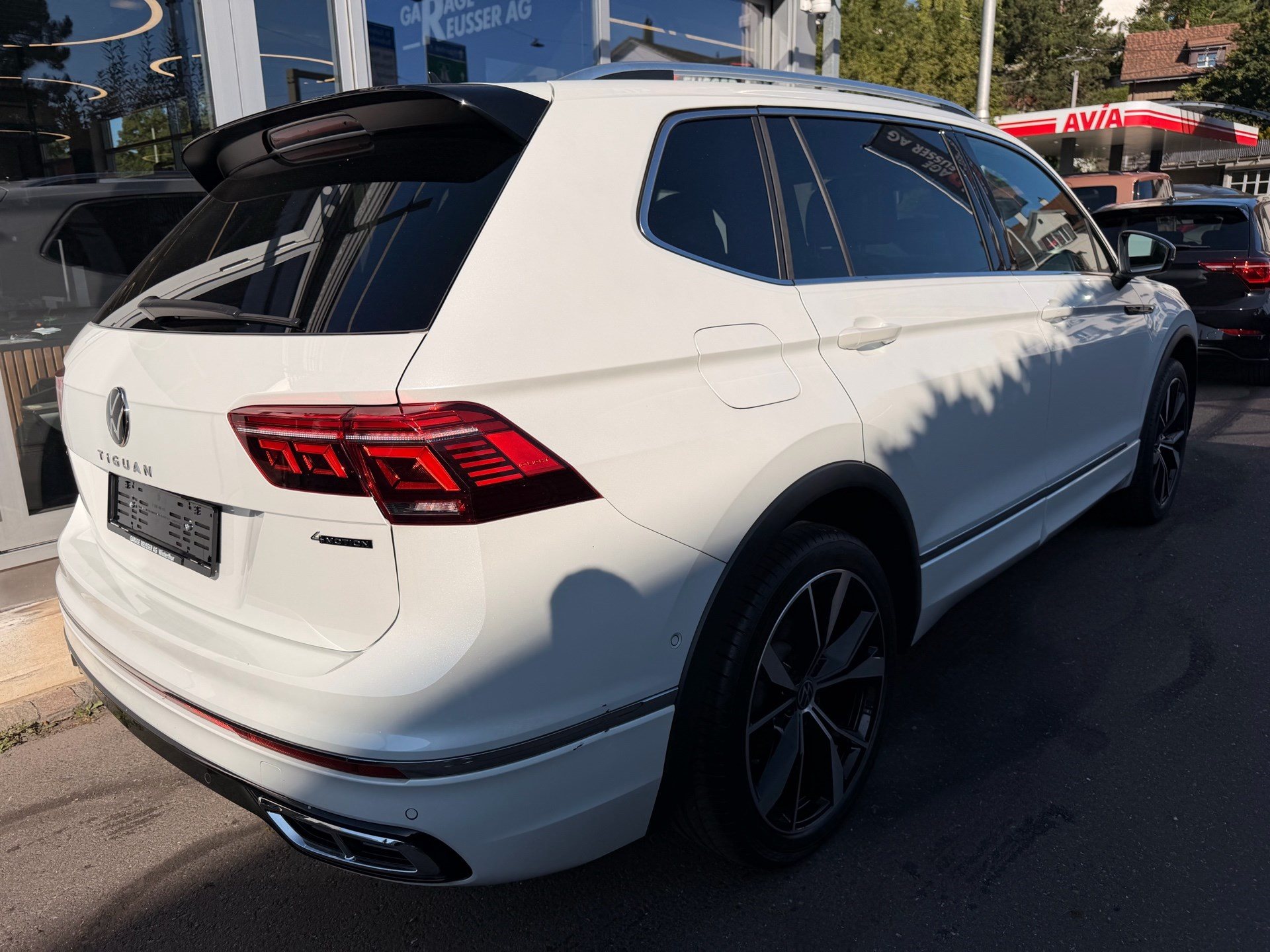 VW Tiguan Allspace R-LINE 4MOTION *** PANORAMAGLASDACH & 360 GRAD KAMERA ***-image-3