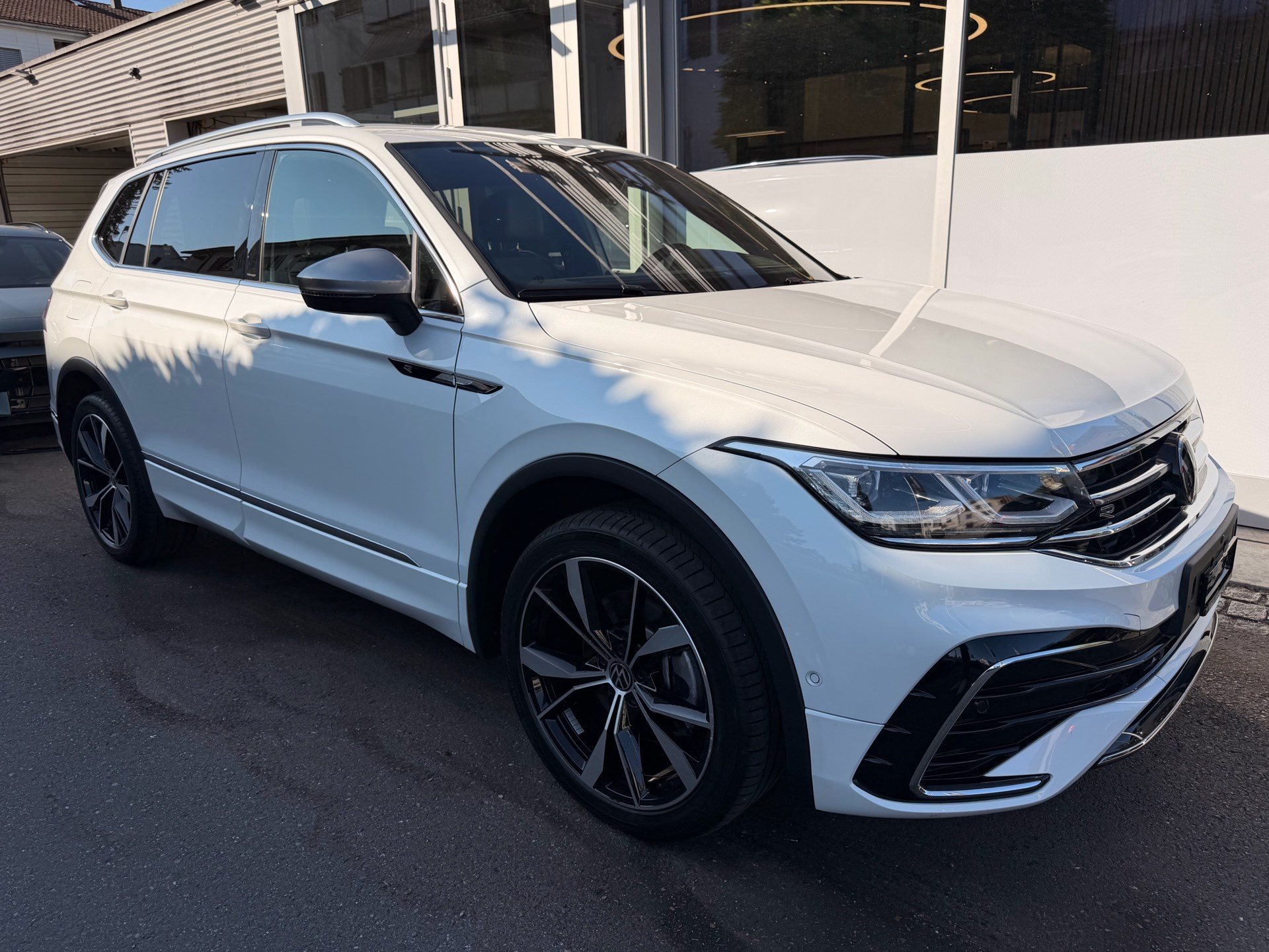 VW Tiguan Allspace R-LINE 4MOTION *** PANORAMAGLASDACH & 360 GRAD KAMERA ***-image-2