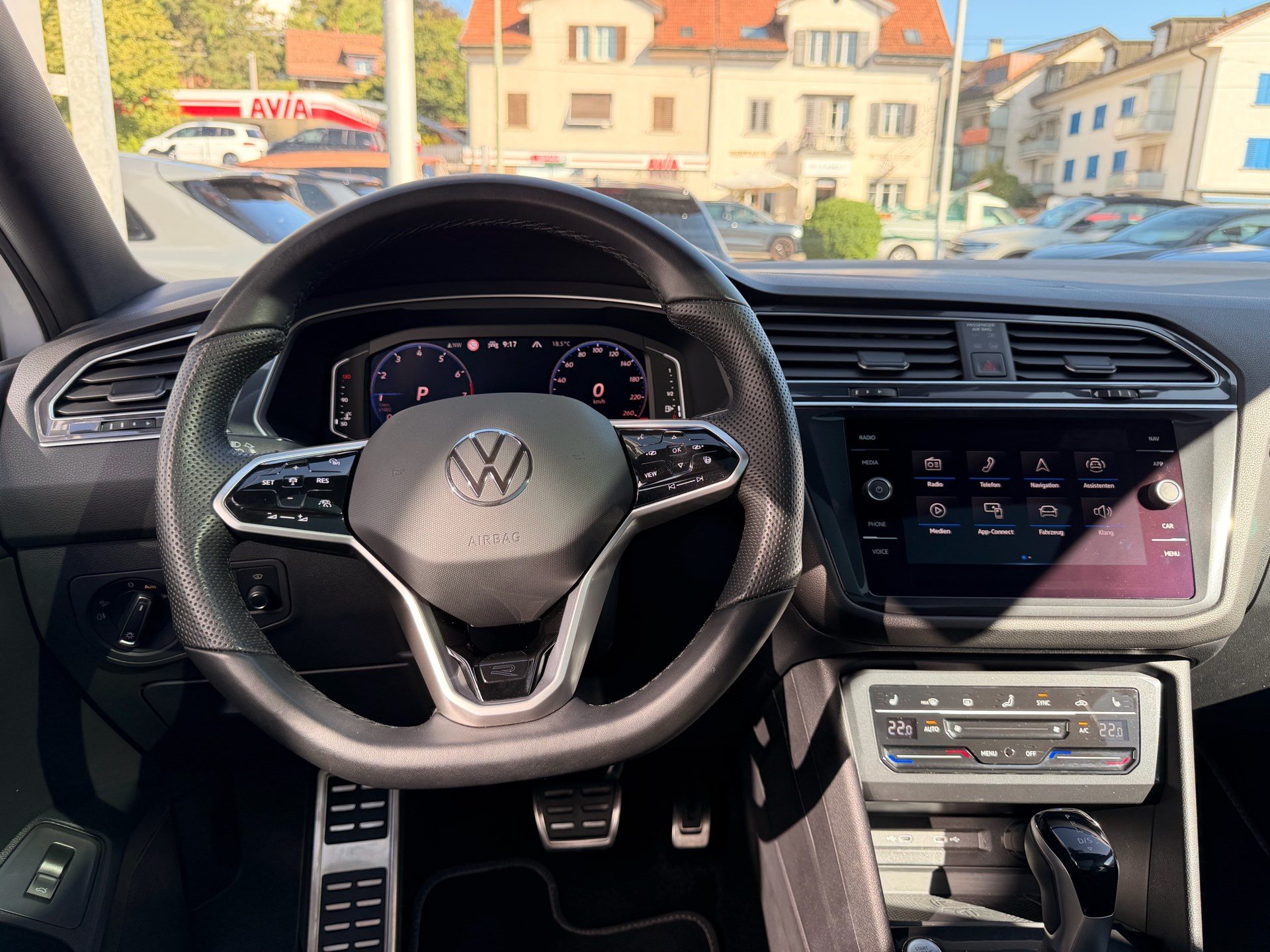 VW Tiguan Allspace R-LINE 4MOTION *** PANORAMAGLASDACH & 360 GRAD KAMERA ***-image-8