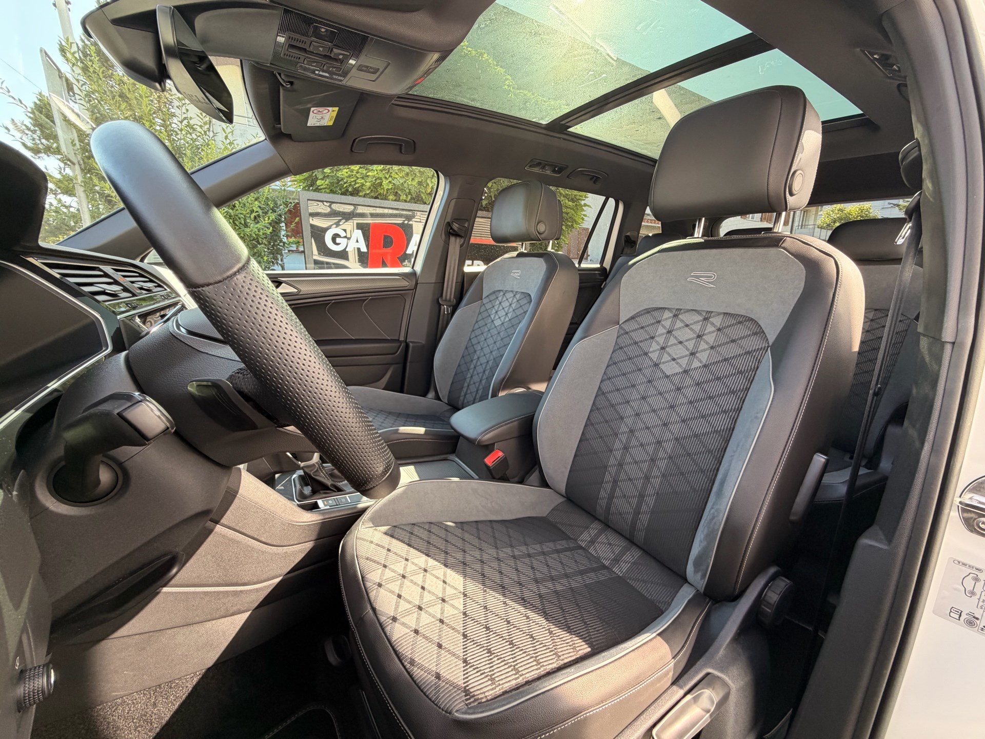 VW Tiguan Allspace R-LINE 4MOTION *** PANORAMAGLASDACH & 360 GRAD KAMERA ***-image-7