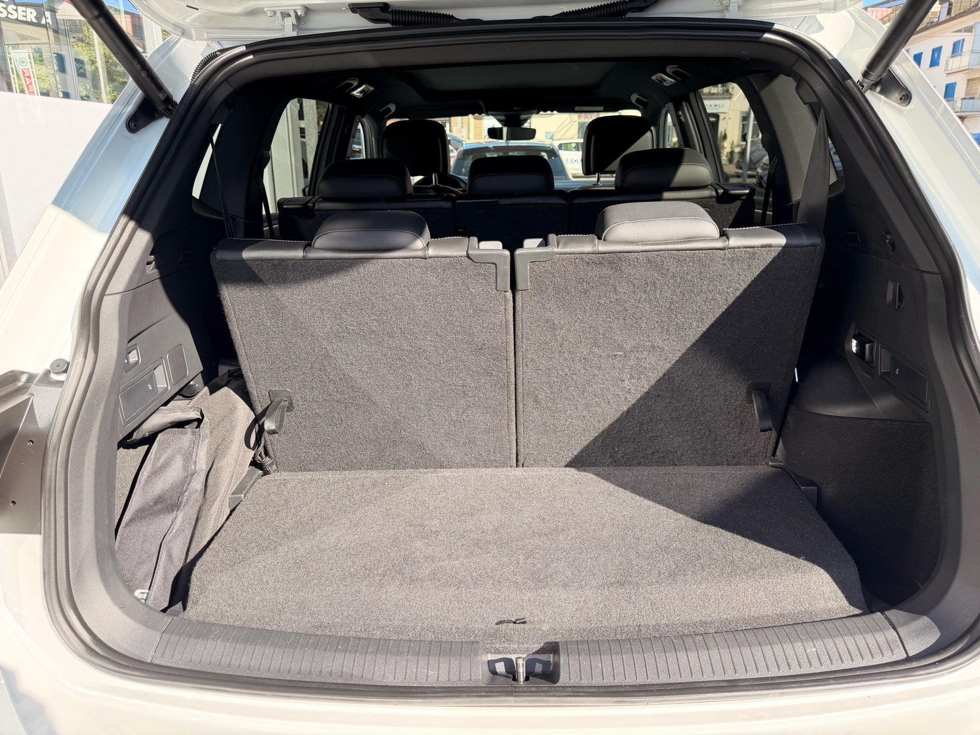 VW Tiguan Allspace R-LINE 4MOTION *** PANORAMAGLASDACH & 360 GRAD KAMERA ***-image-27