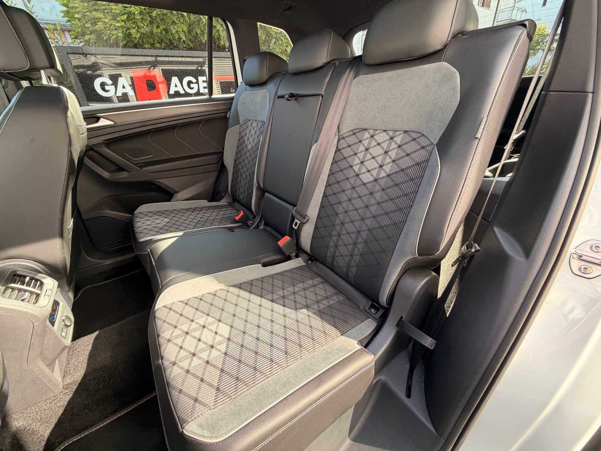 VW Tiguan Allspace R-LINE 4MOTION *** PANORAMAGLASDACH & 360 GRAD KAMERA ***-image-26