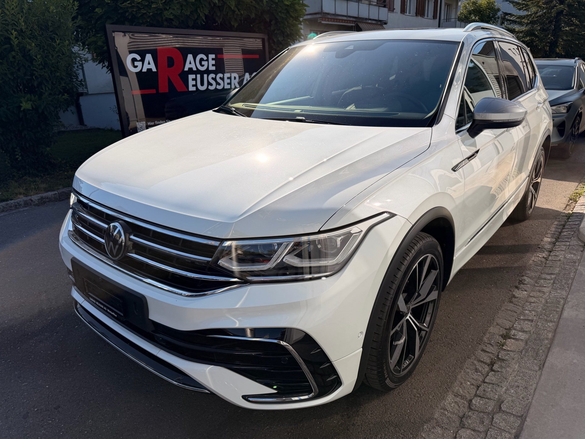 VW Tiguan Allspace R-LINE 4MOTION *** PANORAMAGLASDACH & 360 GRAD KAMERA ***-image-0