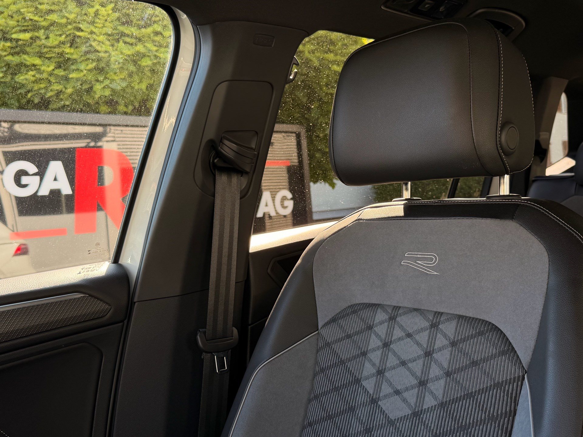 VW Tiguan Allspace R-LINE 4MOTION *** PANORAMAGLASDACH & 360 GRAD KAMERA ***-image-25