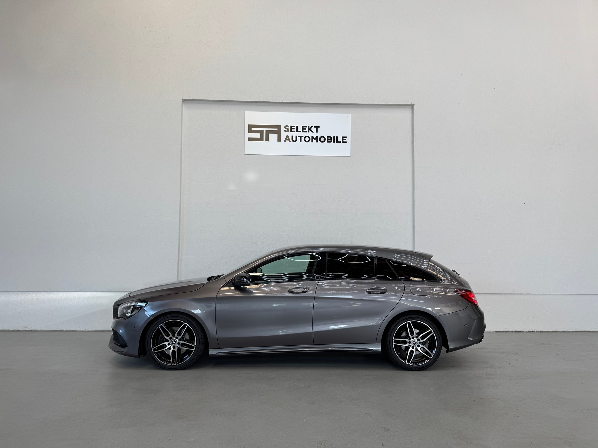 MERCEDES-BENZ CLA Shooting Brake 250 AMG Line 4Matic 7G-DCT-showroom-element-3