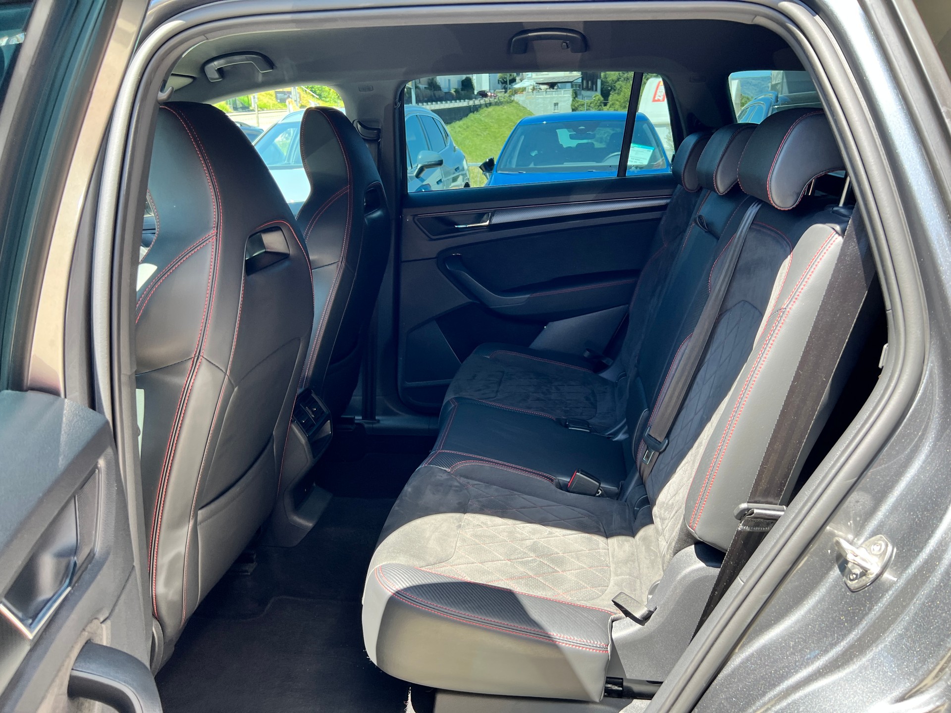 SKODA Kodiaq 2.0 TSI 4x4 RS 245PS 7 Sitzer-image-14
