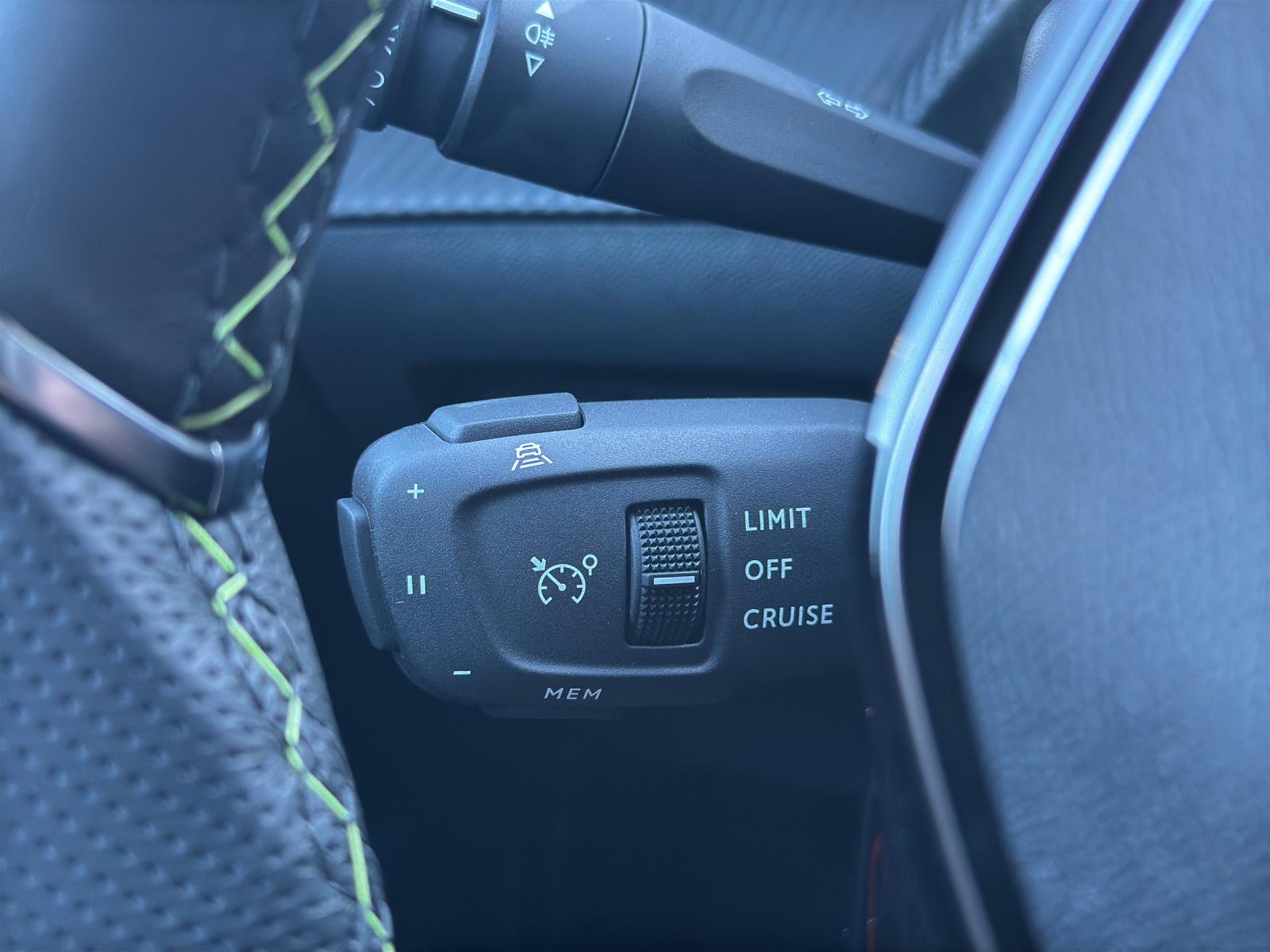 PEUGEOT 208 1.2 Hybrid 145 GT Exclusive-image-11