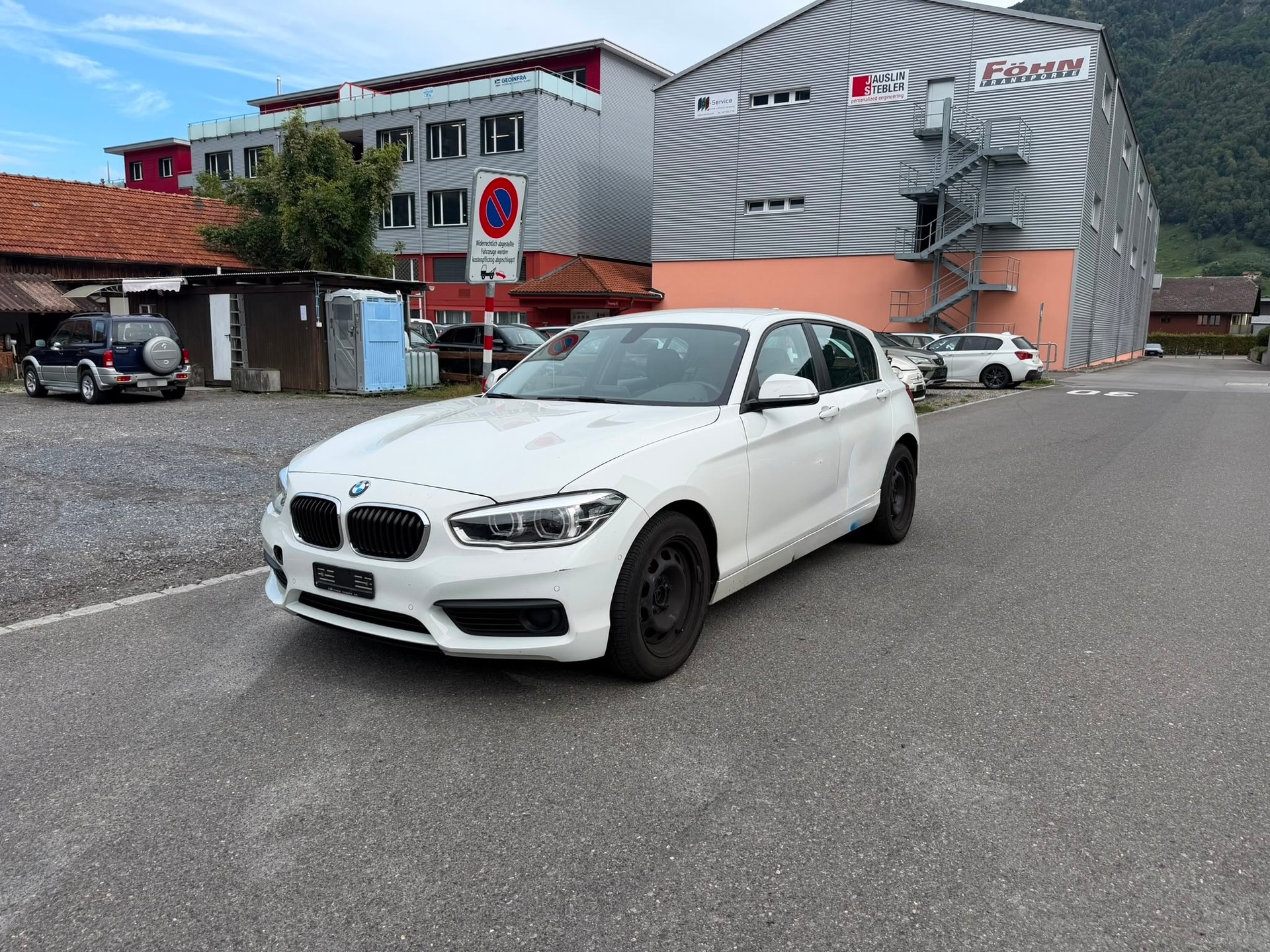 BMW 118d xDrive Fahrschulfahrzeug-showroom-element-1