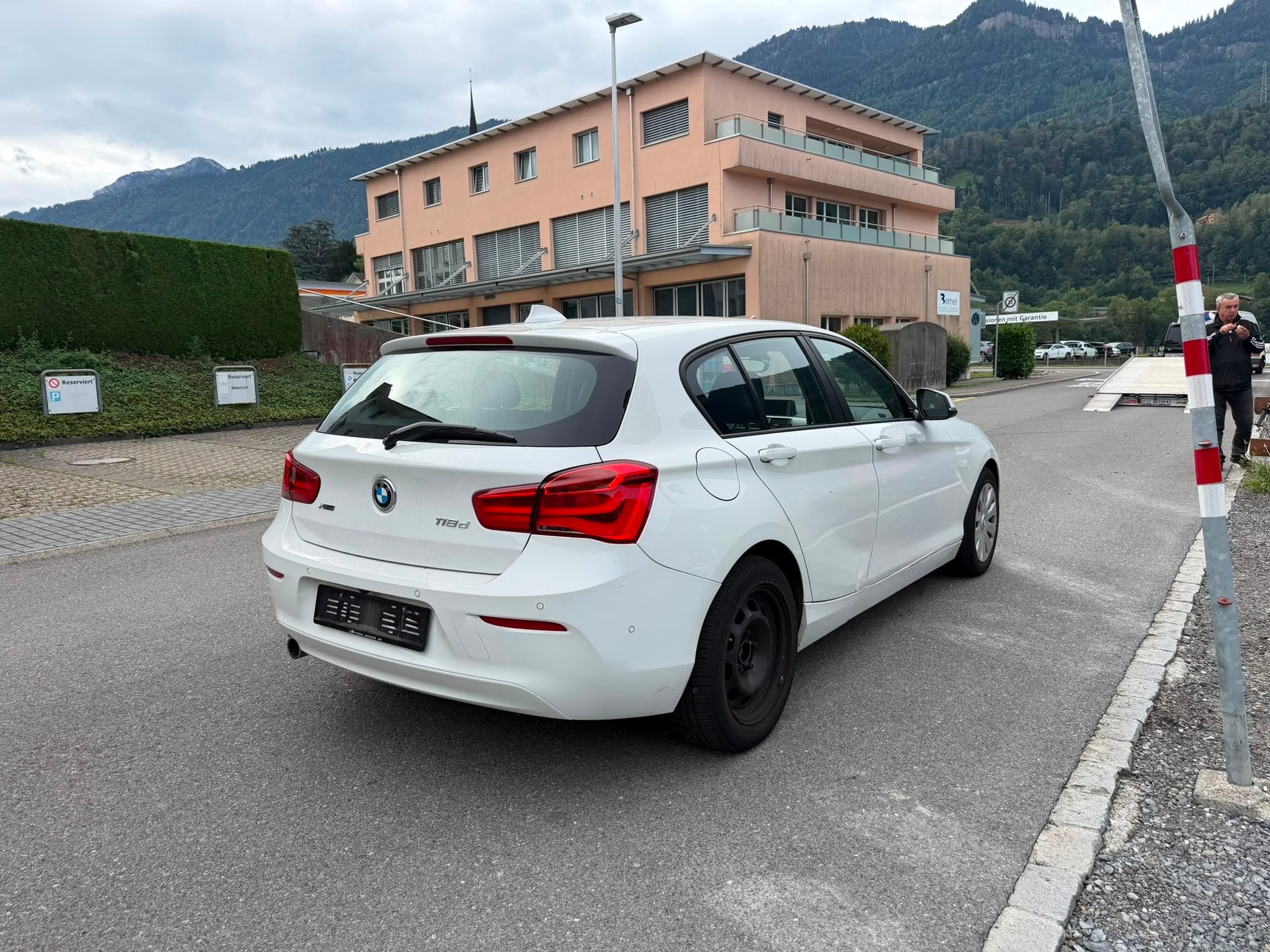 BMW 118d xDrive Fahrschulfahrzeug-showroom-element-3
