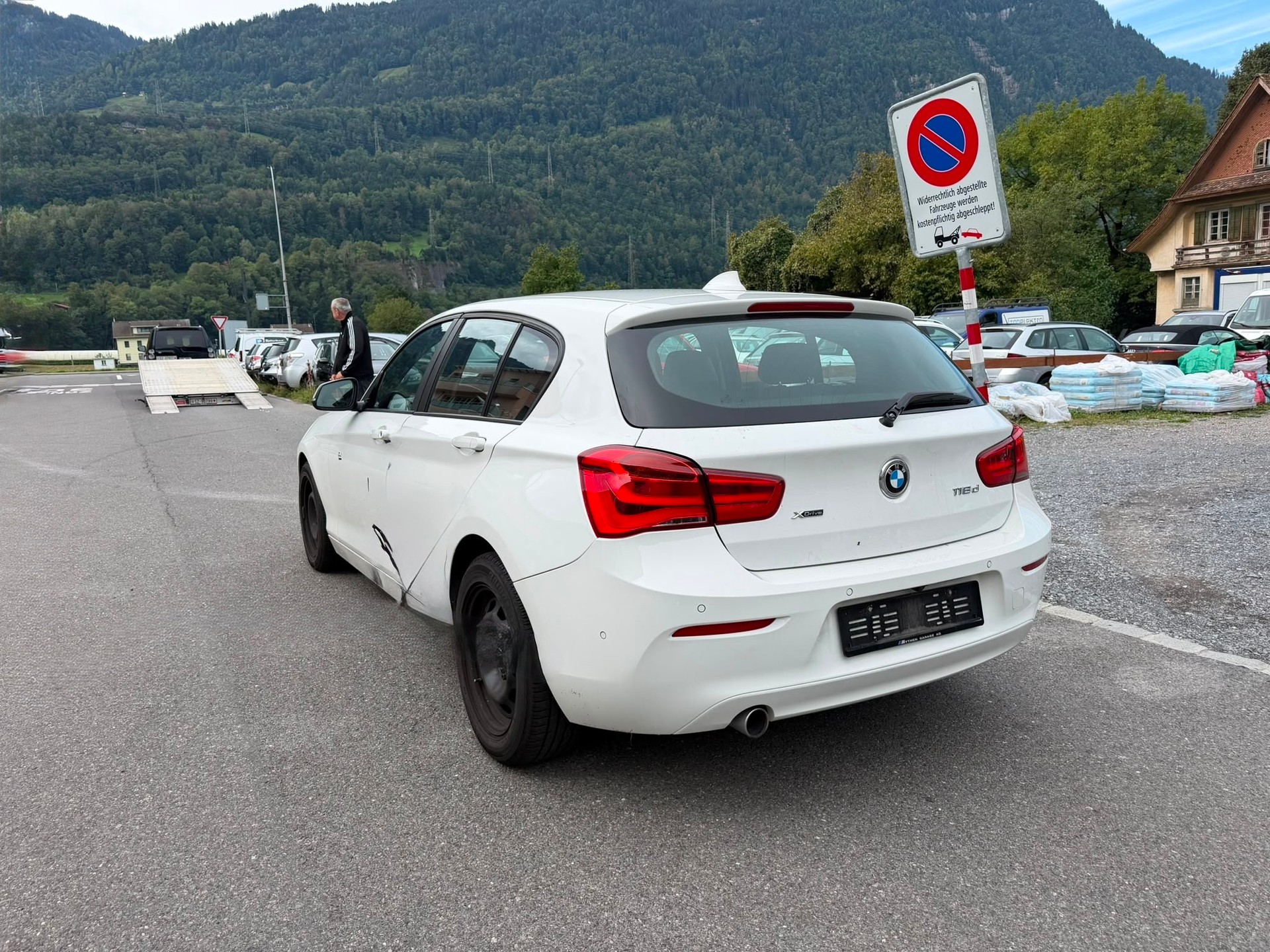 BMW 118d xDrive Fahrschulfahrzeug-showroom-element-2