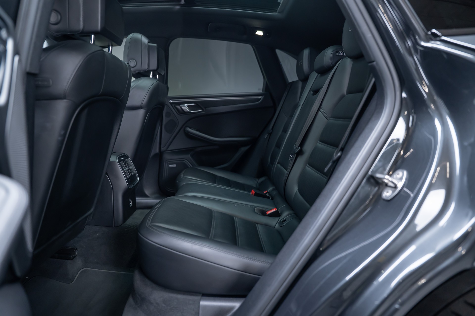 PORSCHE Macan 2.9 V6 GTS / CH-Fahrzeug / Sport-Chrono / Panorama-Schiebedach-image-17