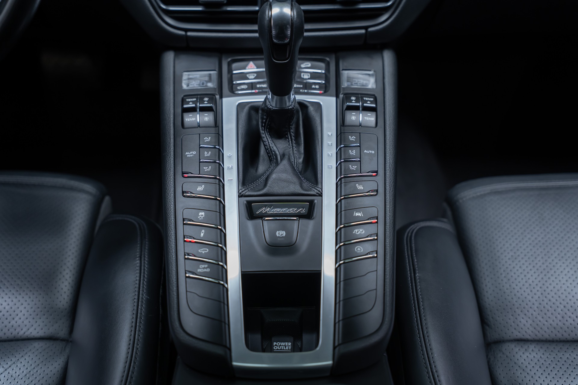 PORSCHE Macan 2.9 V6 GTS / CH-Fahrzeug / Sport-Chrono / Panorama-Schiebedach-image-32