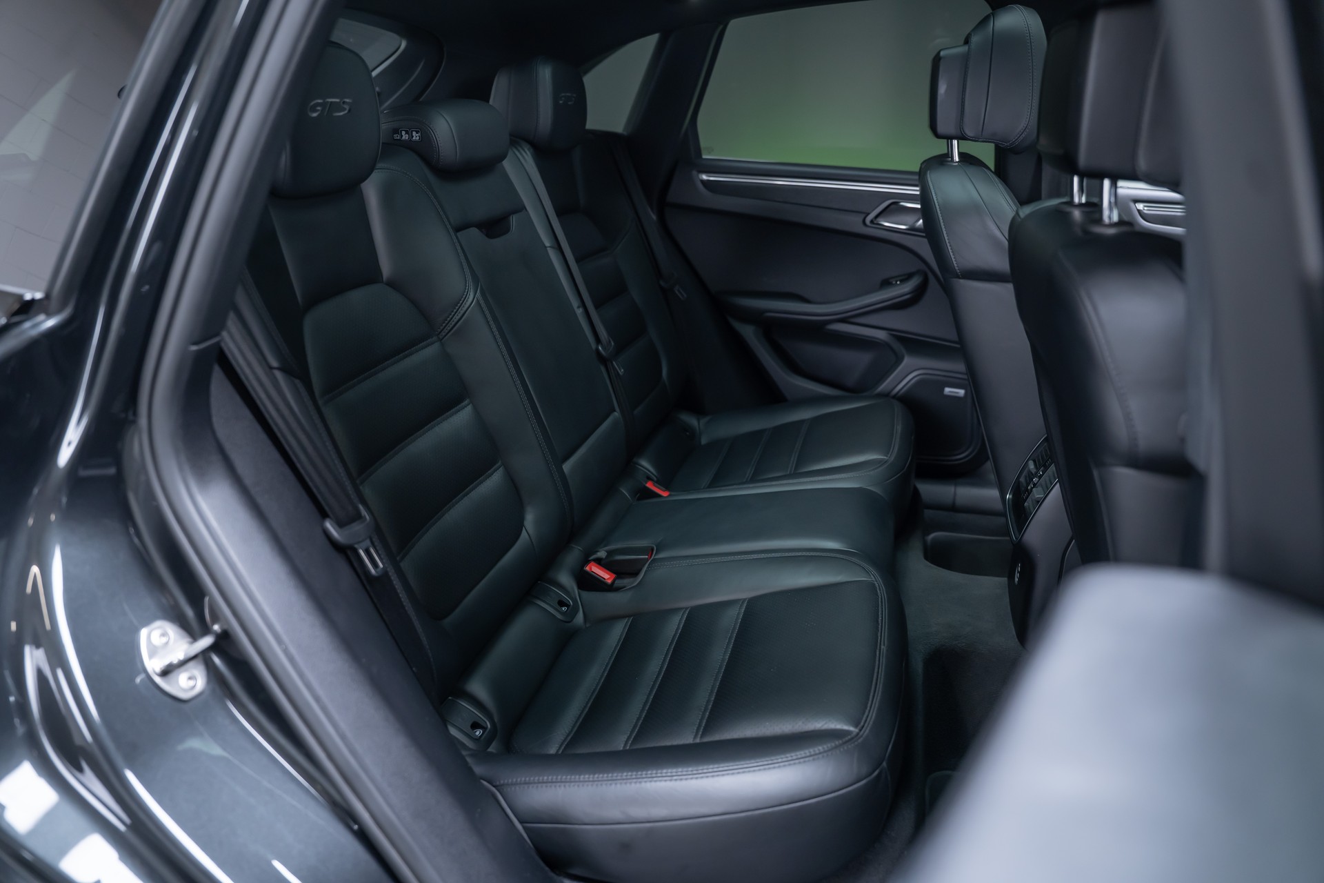 PORSCHE Macan 2.9 V6 GTS / CH-Fahrzeug / Sport-Chrono / Panorama-Schiebedach-image-19