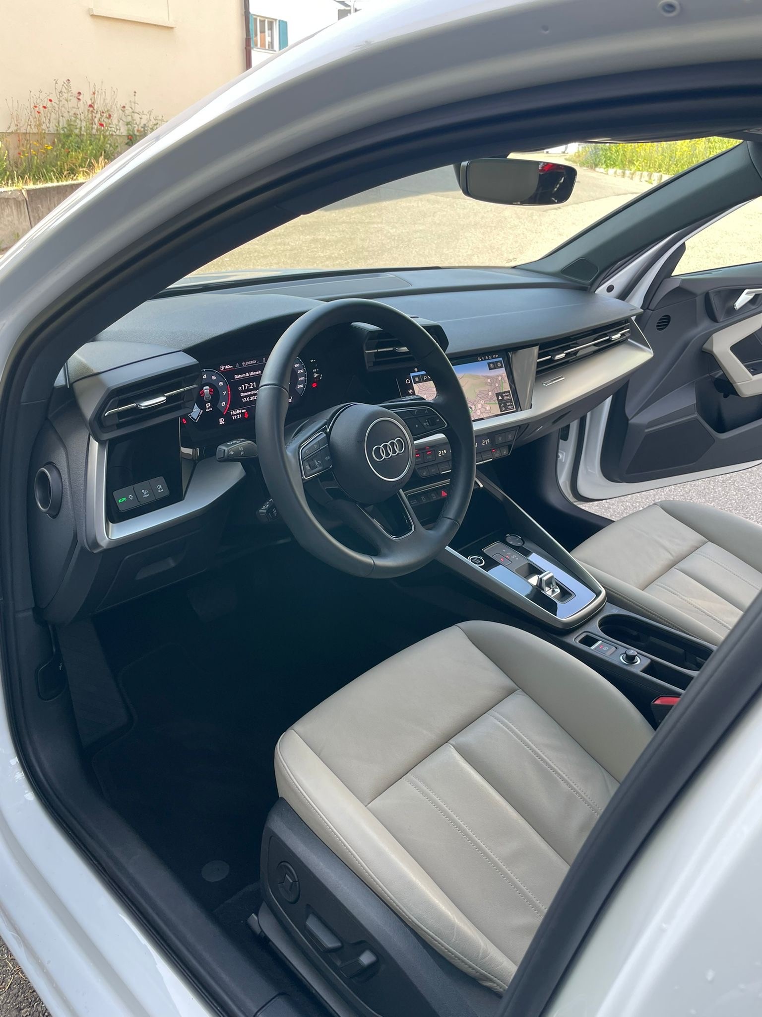 AUDI A3 Sportback 35 TFSI Attraction S-tronic All White CH-Auto 42% Rabatt-image-7